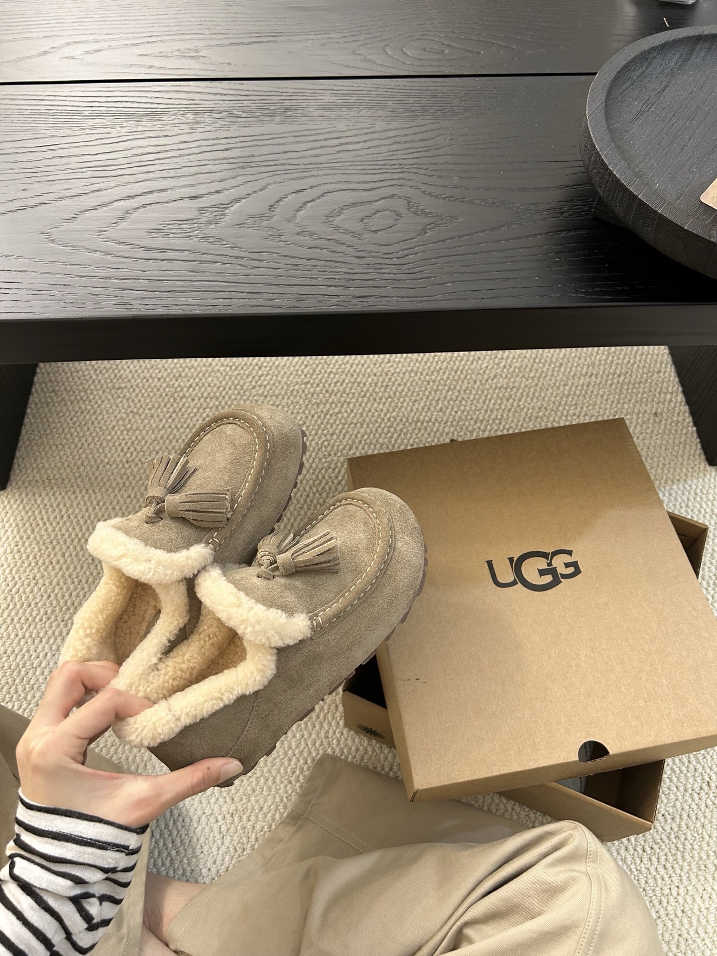 🔥UGG小红书主推款流苏乐福鞋，简约百搭 牛皮羊毛防滑底，卷毛边设计敢十足，看着暖洋洋🌞颜色：栗色。羚羊