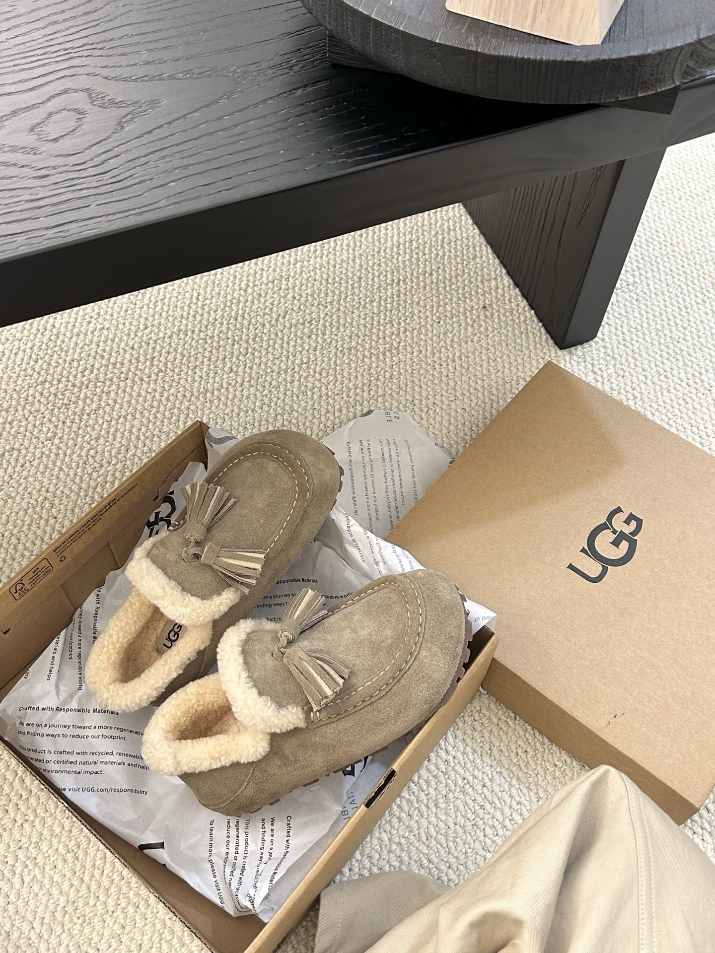 🔥UGG小红书主推款流苏乐福鞋，简约百搭 牛皮羊毛防滑底，卷毛边设计敢十足，看着暖洋洋🌞颜色：栗色。羚羊