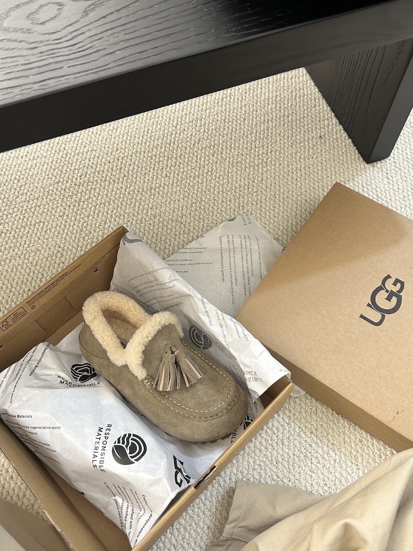 🔥UGG小红书主推款流苏乐福鞋，简约百搭 牛皮羊毛防滑底，卷毛边设计敢十足，看着暖洋洋🌞颜色：栗色。羚羊