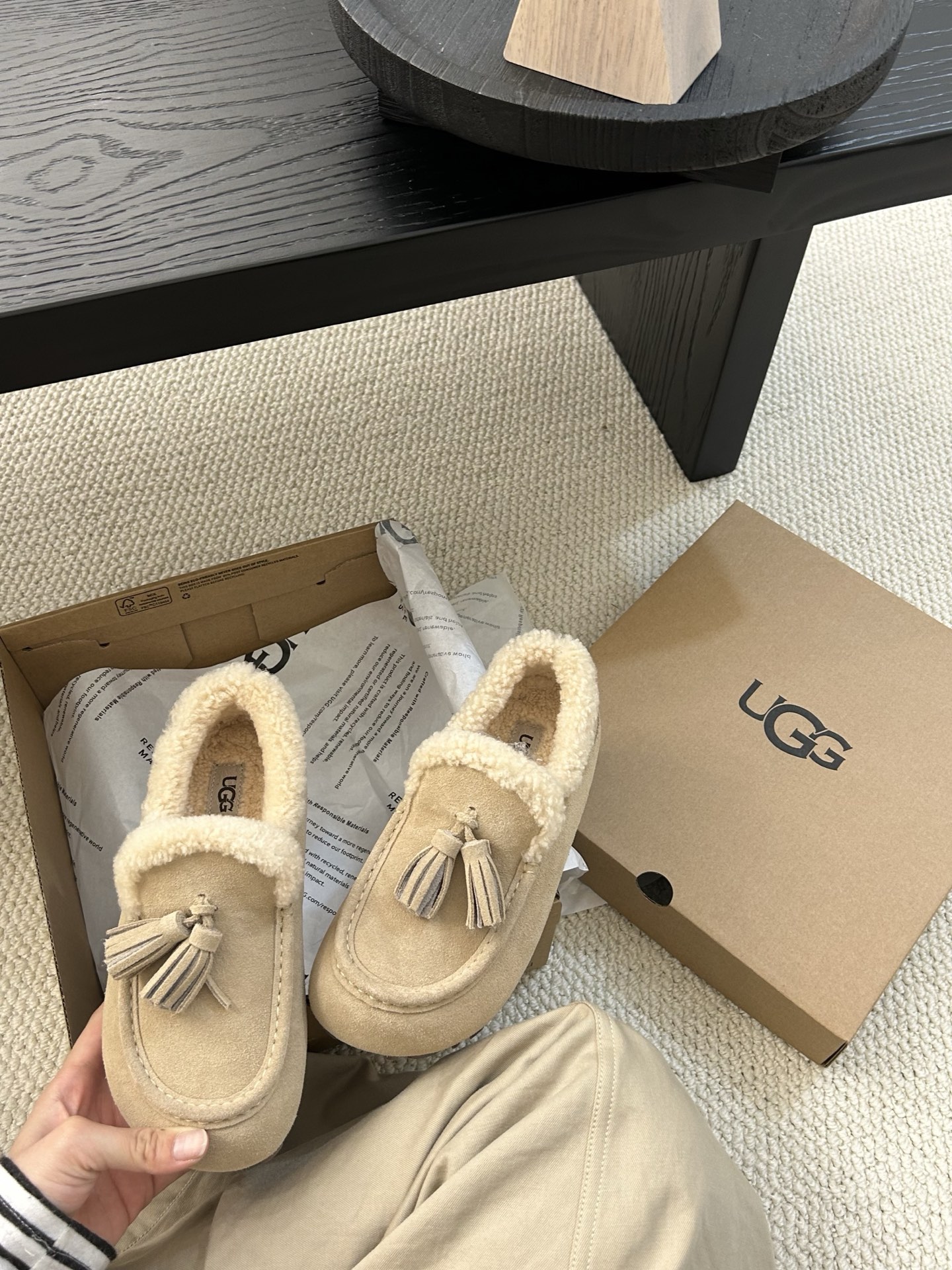 🔥UGG小红书主推款流苏乐福鞋，简约百搭 牛皮羊毛防滑底，卷毛边设计敢十足，看着暖洋洋🌞颜色：栗色。羚羊