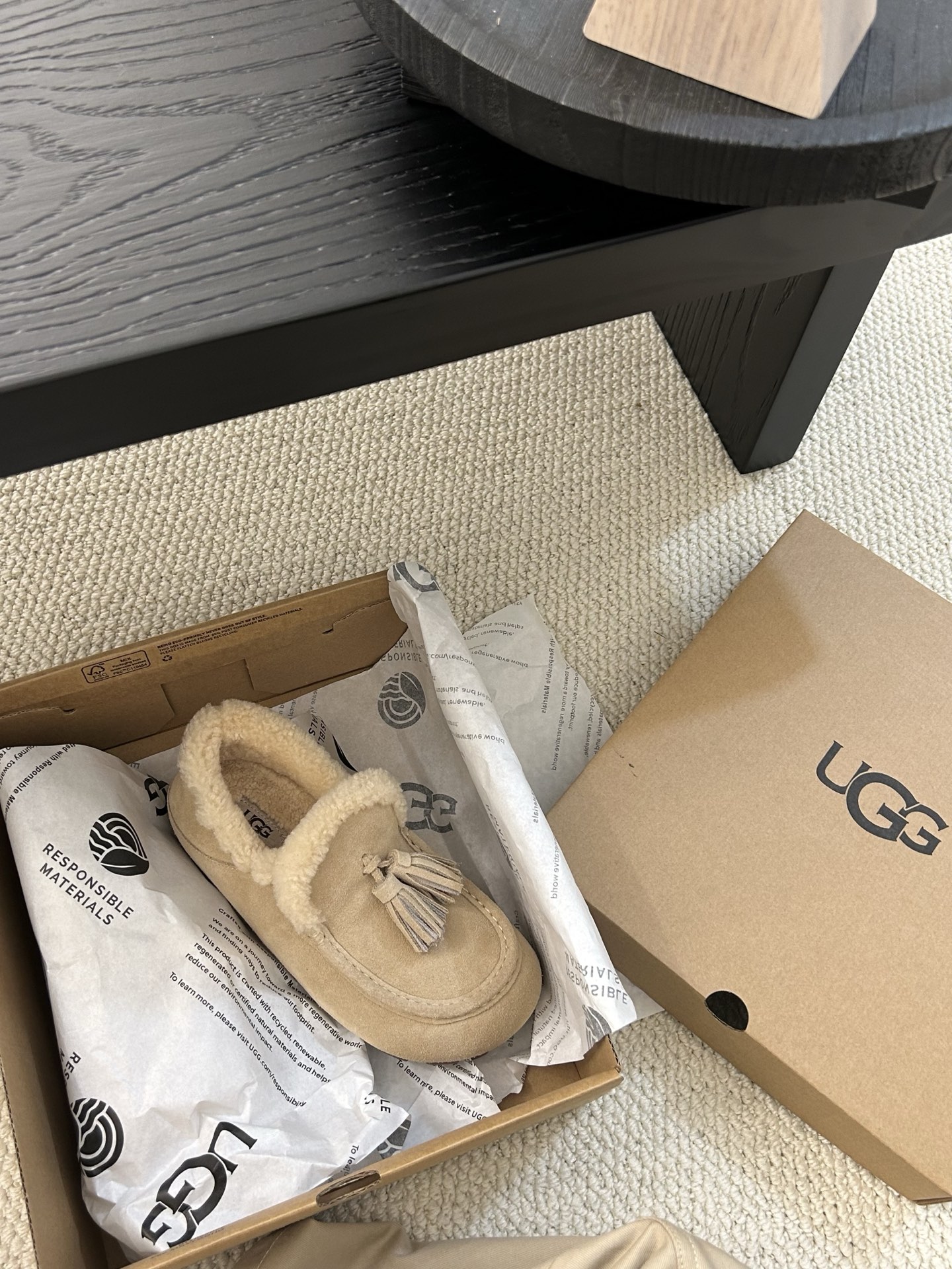🔥UGG小红书主推款流苏乐福鞋，简约百搭 牛皮羊毛防滑底，卷毛边设计敢十足，看着暖洋洋🌞颜色：栗色。羚羊