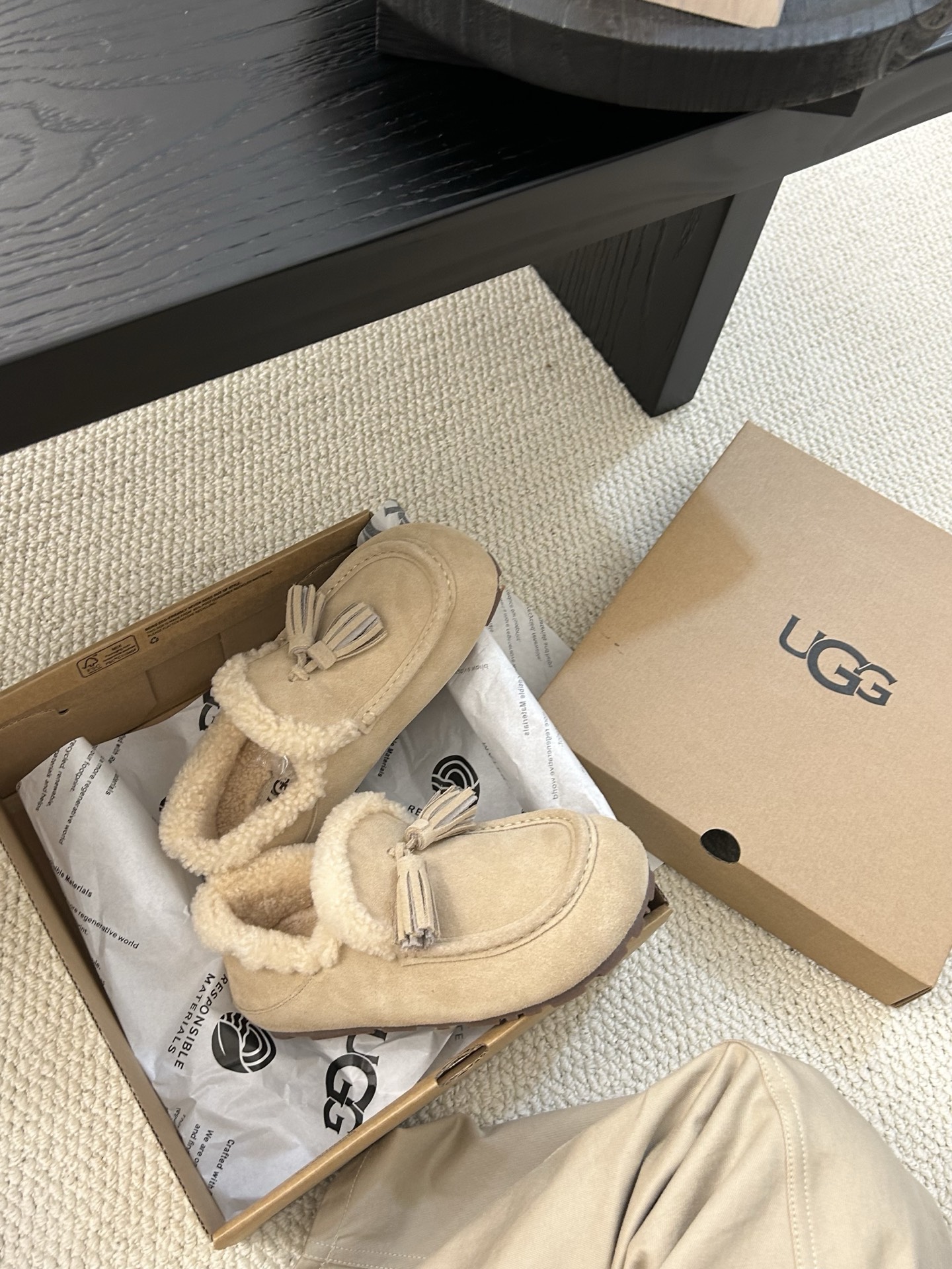 🔥UGG小红书主推款流苏乐福鞋，简约百搭 牛皮羊毛防滑底，卷毛边设计敢十足，看着暖洋洋🌞颜色：栗色。羚羊