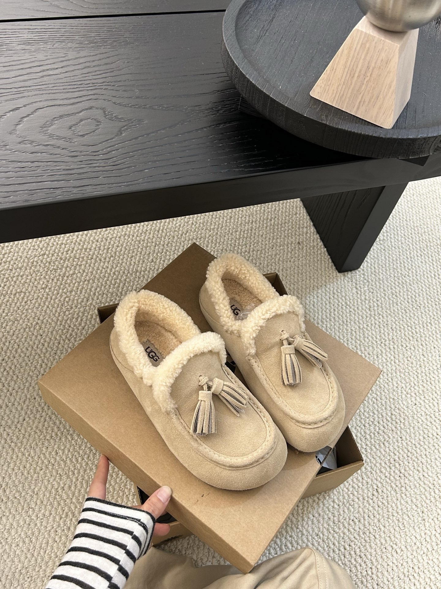 🔥UGG小红书主推款流苏乐福鞋，简约百搭 牛皮羊毛防滑底，卷毛边设计敢十足，看着暖洋洋🌞颜色：栗色。羚羊