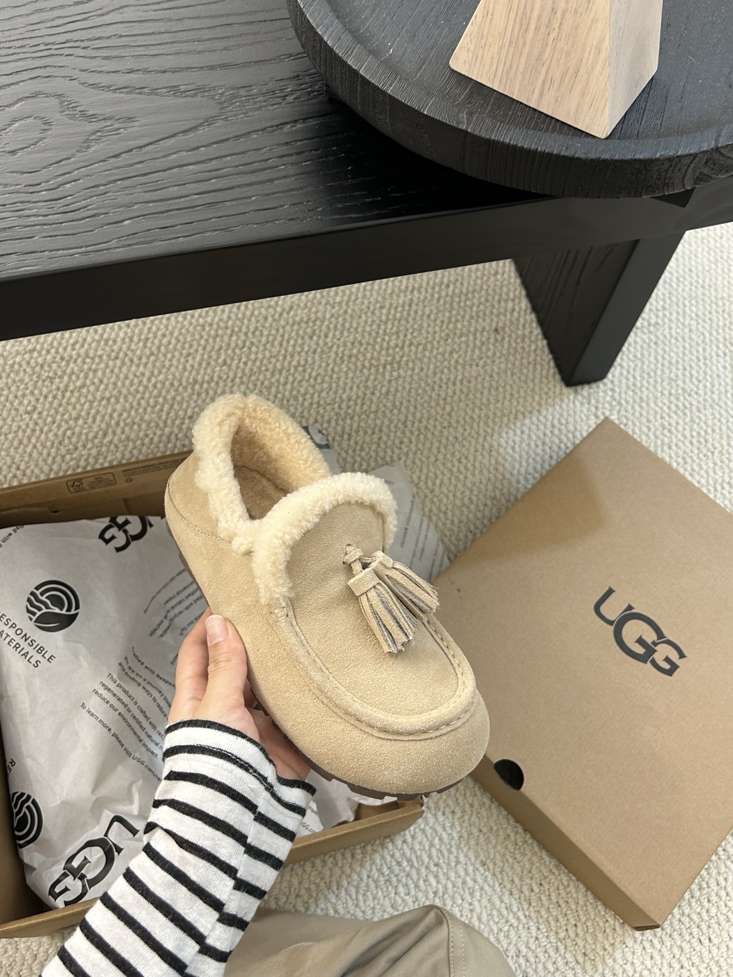 🔥UGG小红书主推款流苏乐福鞋，简约百搭 牛皮羊毛防滑底，卷毛边设计敢十足，看着暖洋洋🌞颜色：栗色。羚羊
