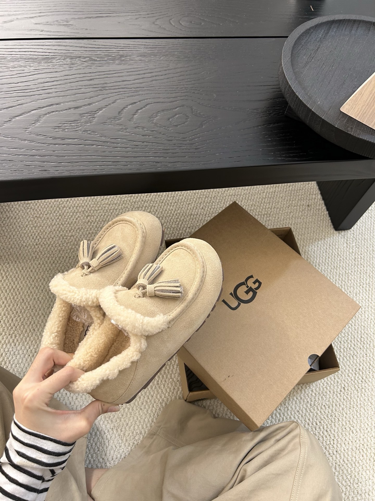 🔥UGG小红书主推款流苏乐福鞋，简约百搭 牛皮羊毛防滑底，卷毛边设计敢十足，看着暖洋洋🌞颜色：栗色。羚羊