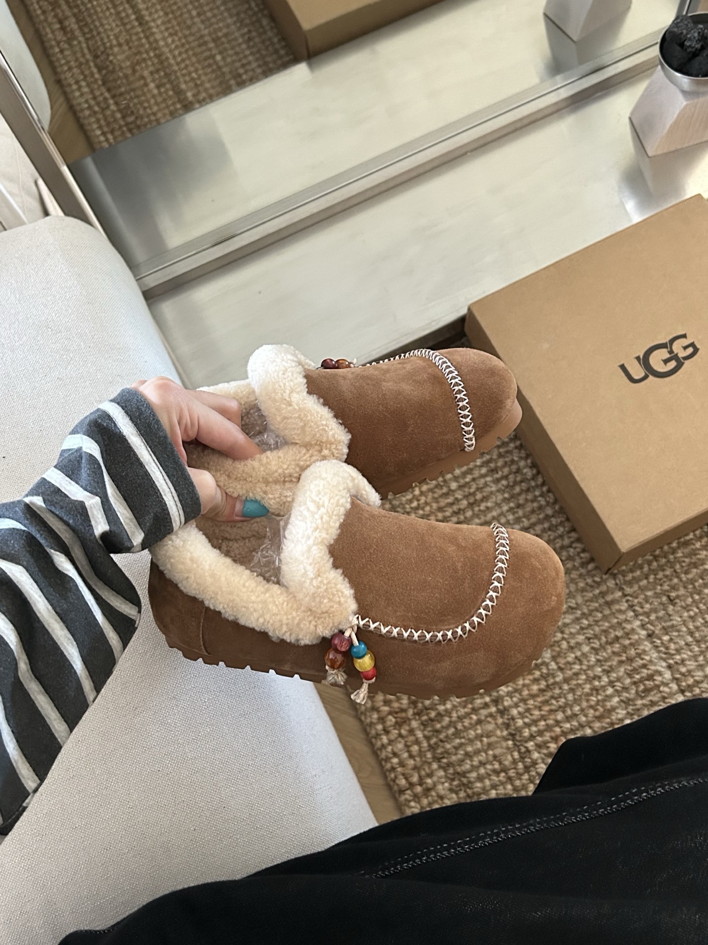 🔥UGG小红书穆勒串珠一脚蹬，流行马克线设计，翻毛口暖烘烘，小流苏装饰🎍牛皮羊毛，三色：栗色 菜籽 巧色