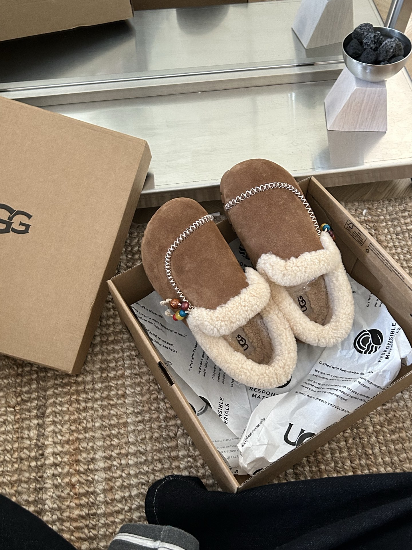 🔥UGG小红书穆勒串珠一脚蹬，流行马克线设计，翻毛口暖烘烘，小流苏装饰🎍牛皮羊毛，三色：栗色 菜籽 巧色