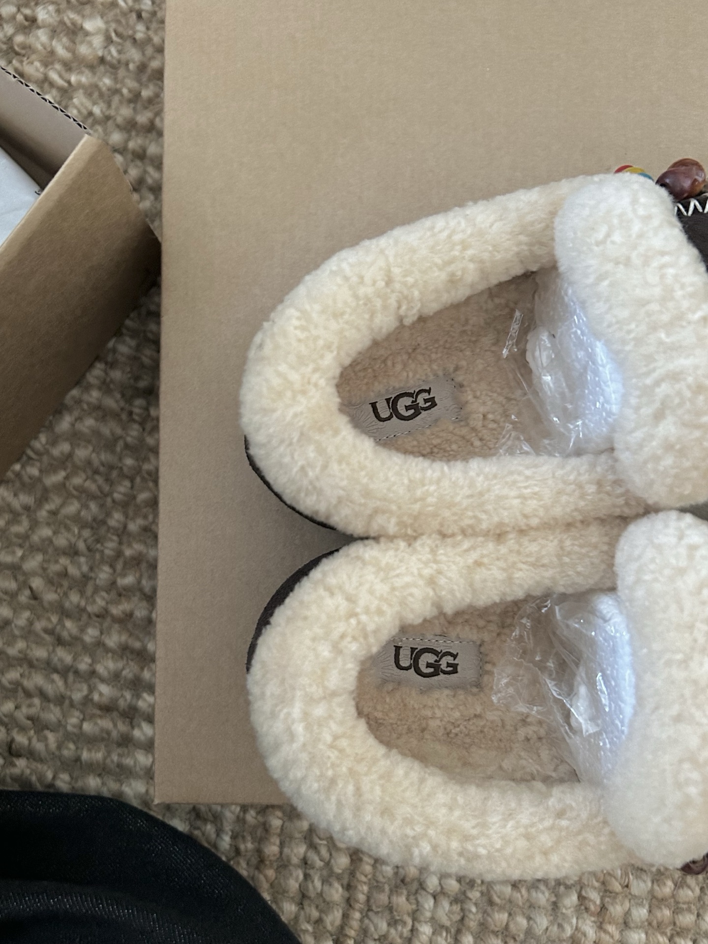 🔥UGG小红书穆勒串珠一脚蹬，流行马克线设计，翻毛口暖烘烘，小流苏装饰🎍牛皮羊毛，三色：栗色 菜籽 巧色