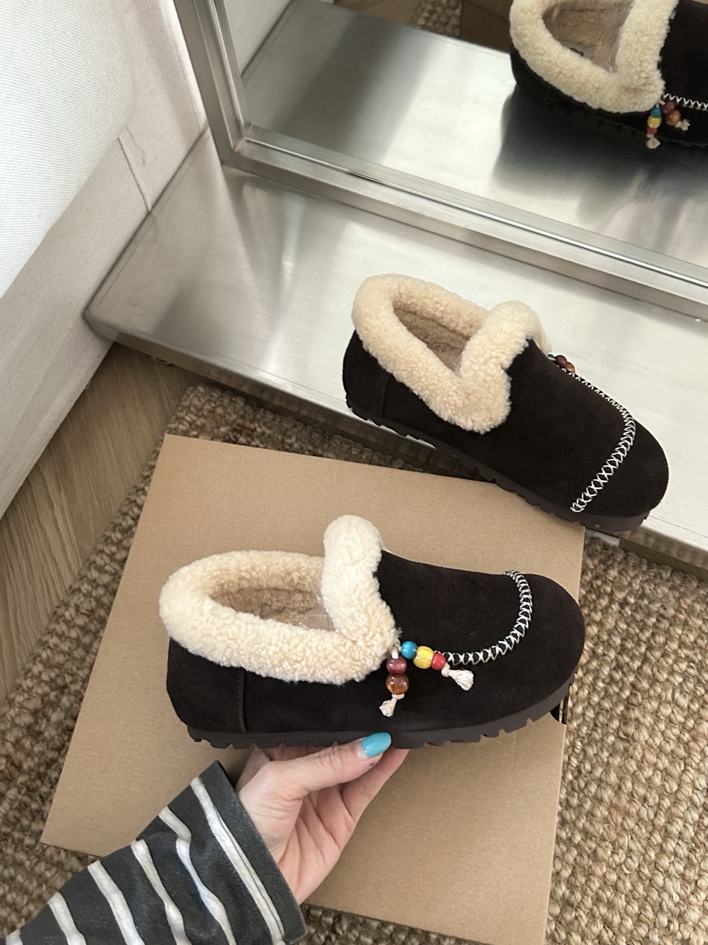 🔥UGG小红书穆勒串珠一脚蹬，流行马克线设计，翻毛口暖烘烘，小流苏装饰🎍牛皮羊毛，三色：栗色 菜籽 巧色
