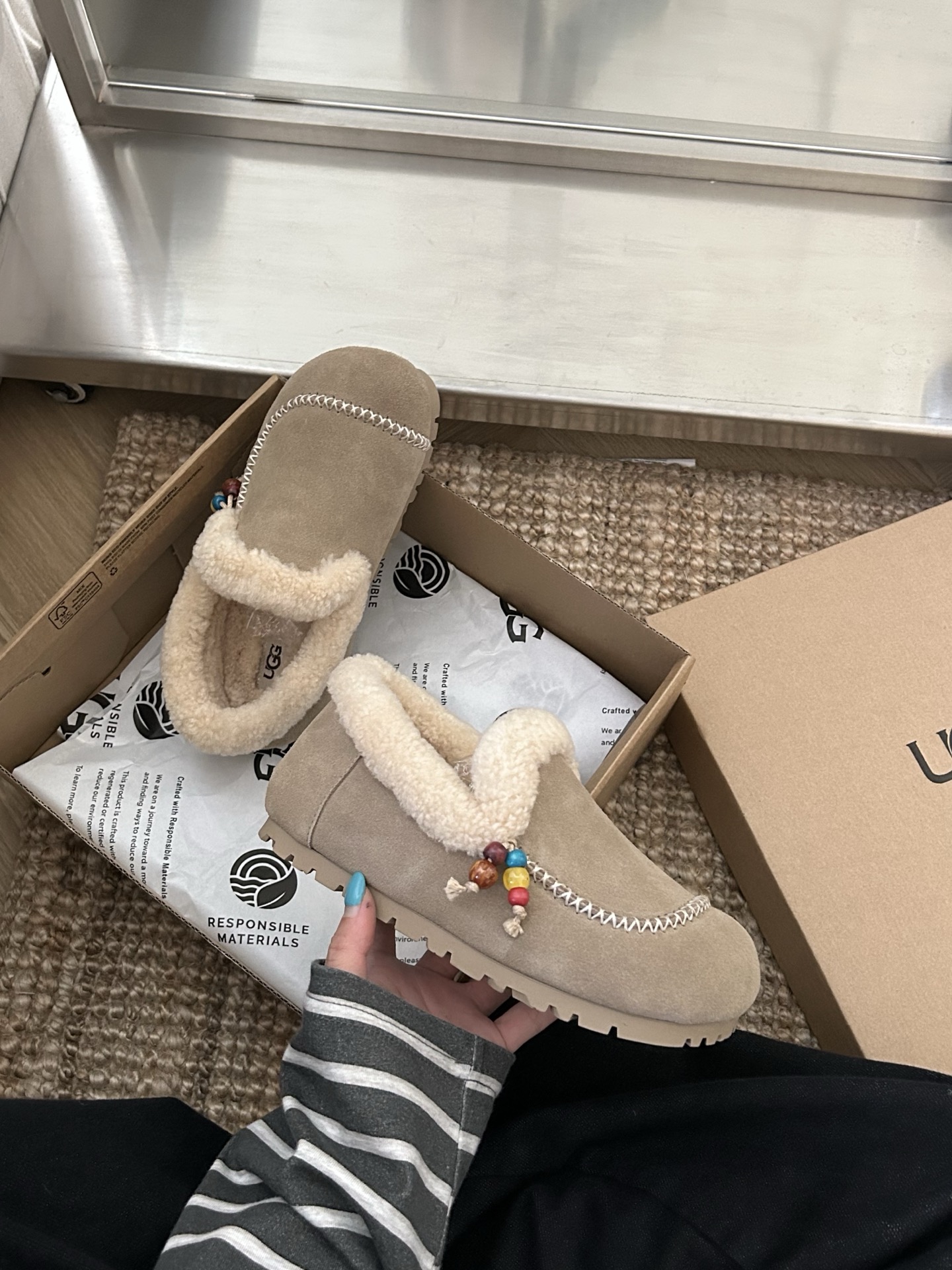 🔥UGG小红书穆勒串珠一脚蹬，流行马克线设计，翻毛口暖烘烘，小流苏装饰🎍牛皮羊毛，三色：栗色 菜籽 巧色