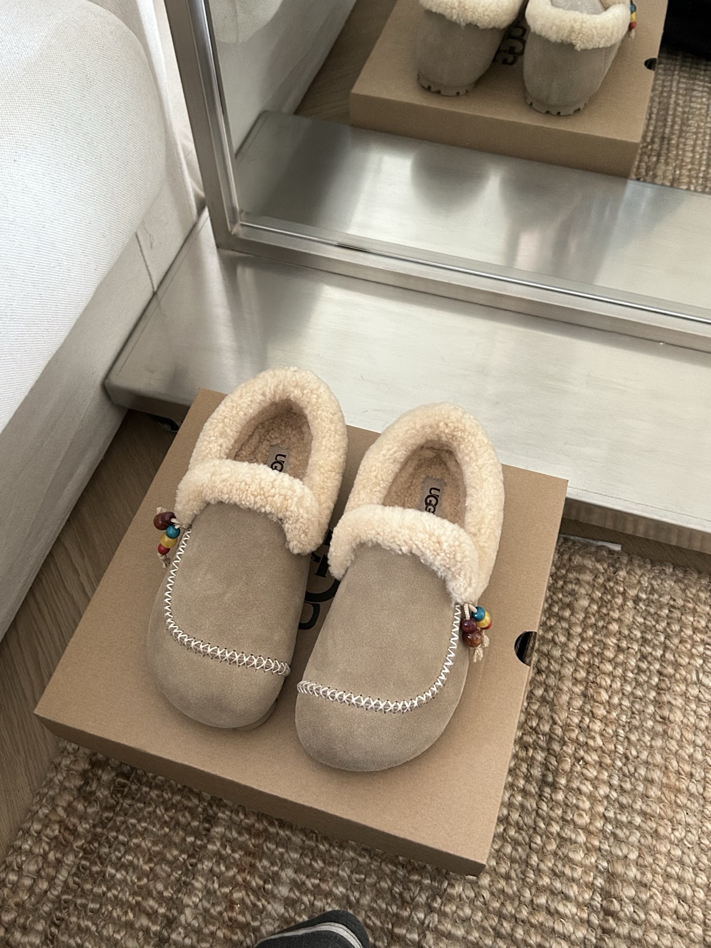 🔥UGG小红书穆勒串珠一脚蹬，流行马克线设计，翻毛口暖烘烘，小流苏装饰🎍牛皮羊毛，三色：栗色 菜籽 巧色