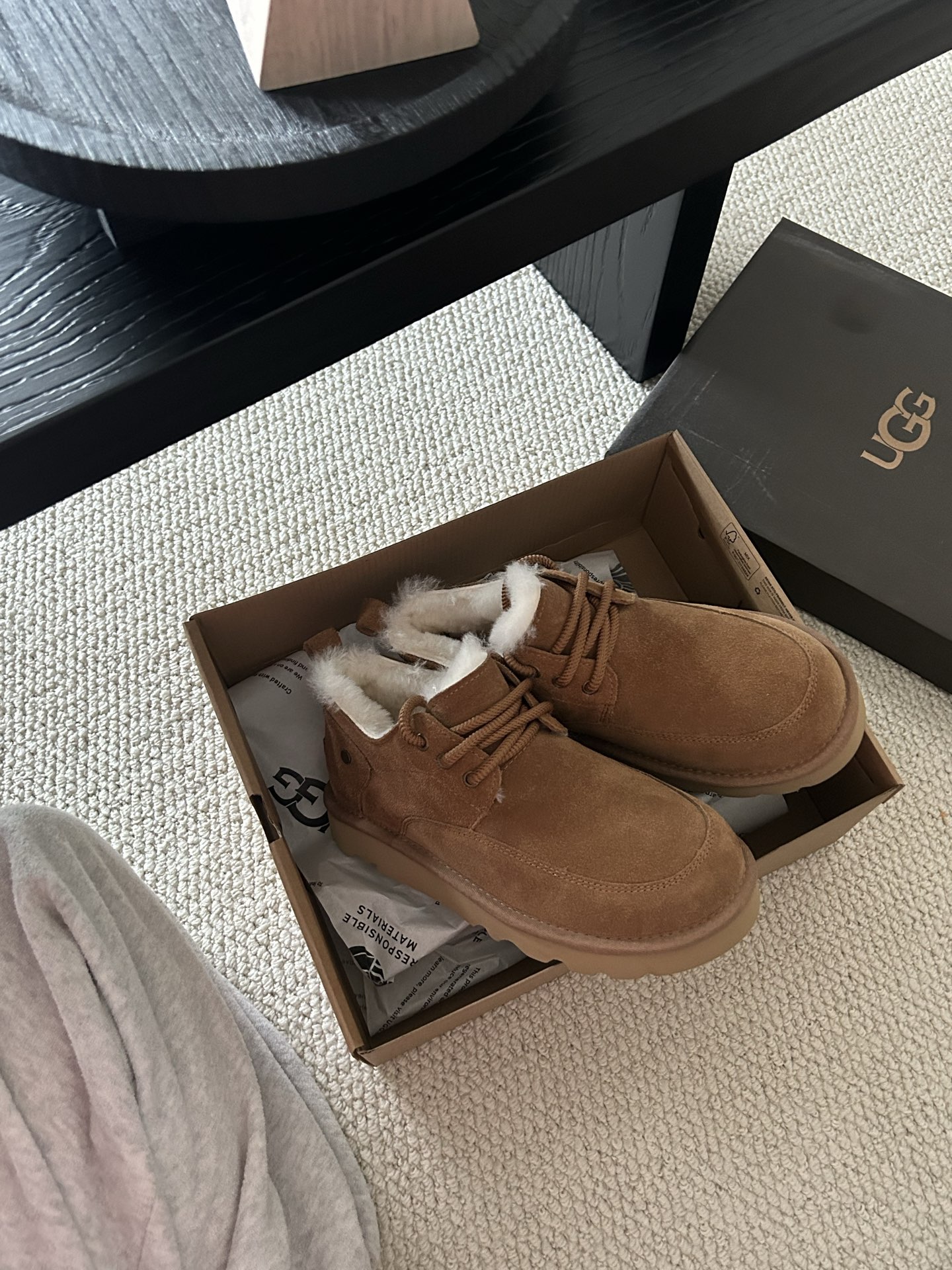 🔥UGG经典系带男鞋，牛皮➕羊毛🦙懒人鞋必备一脚蹬！颜色：羚羊色、栗色 、黑色！码数：40-44码！