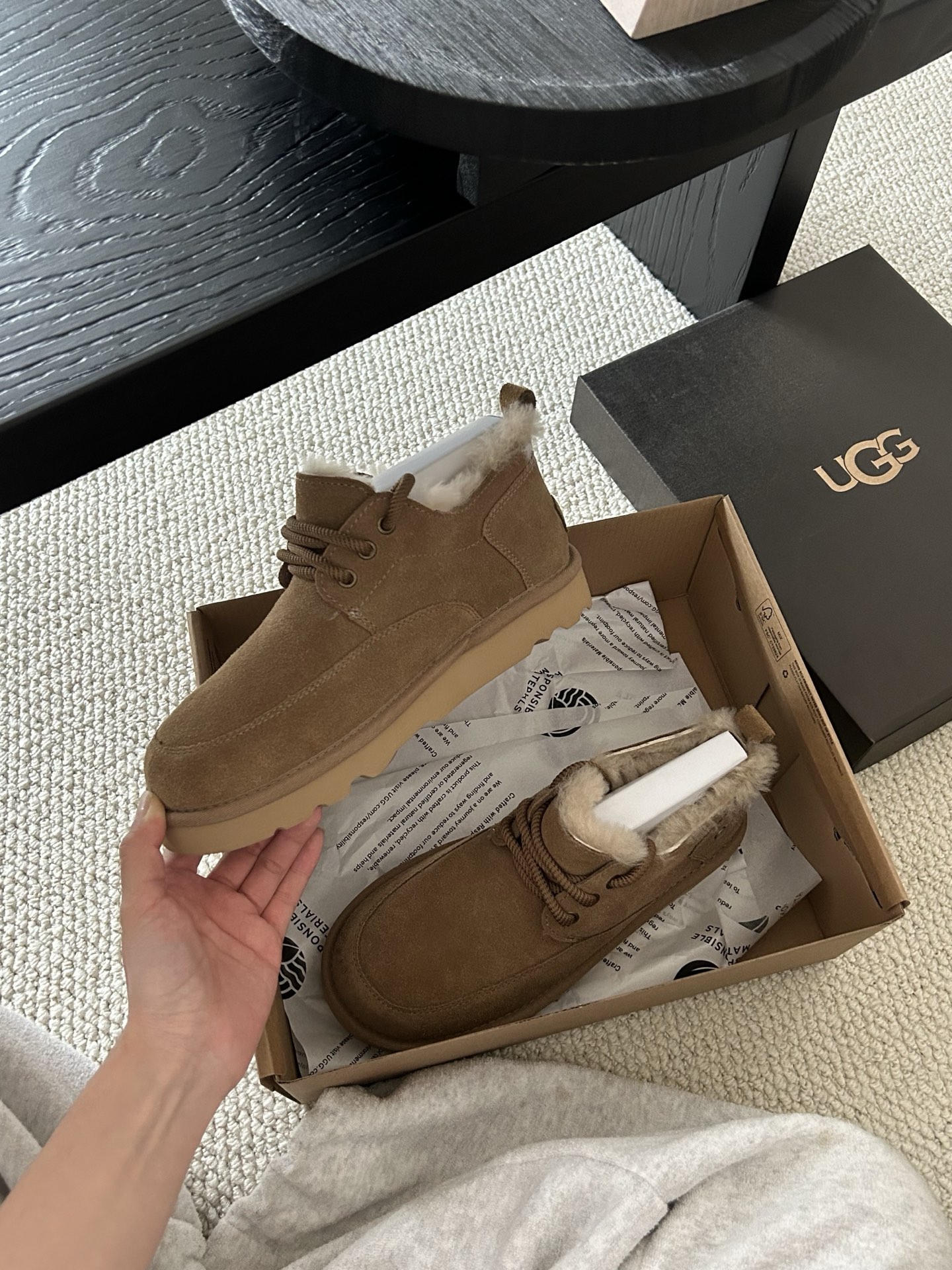 🔥UGG经典系带男鞋，牛皮➕羊毛🦙懒人鞋必备一脚蹬！颜色：羚羊色、栗色 、黑色！码数：40-44码！