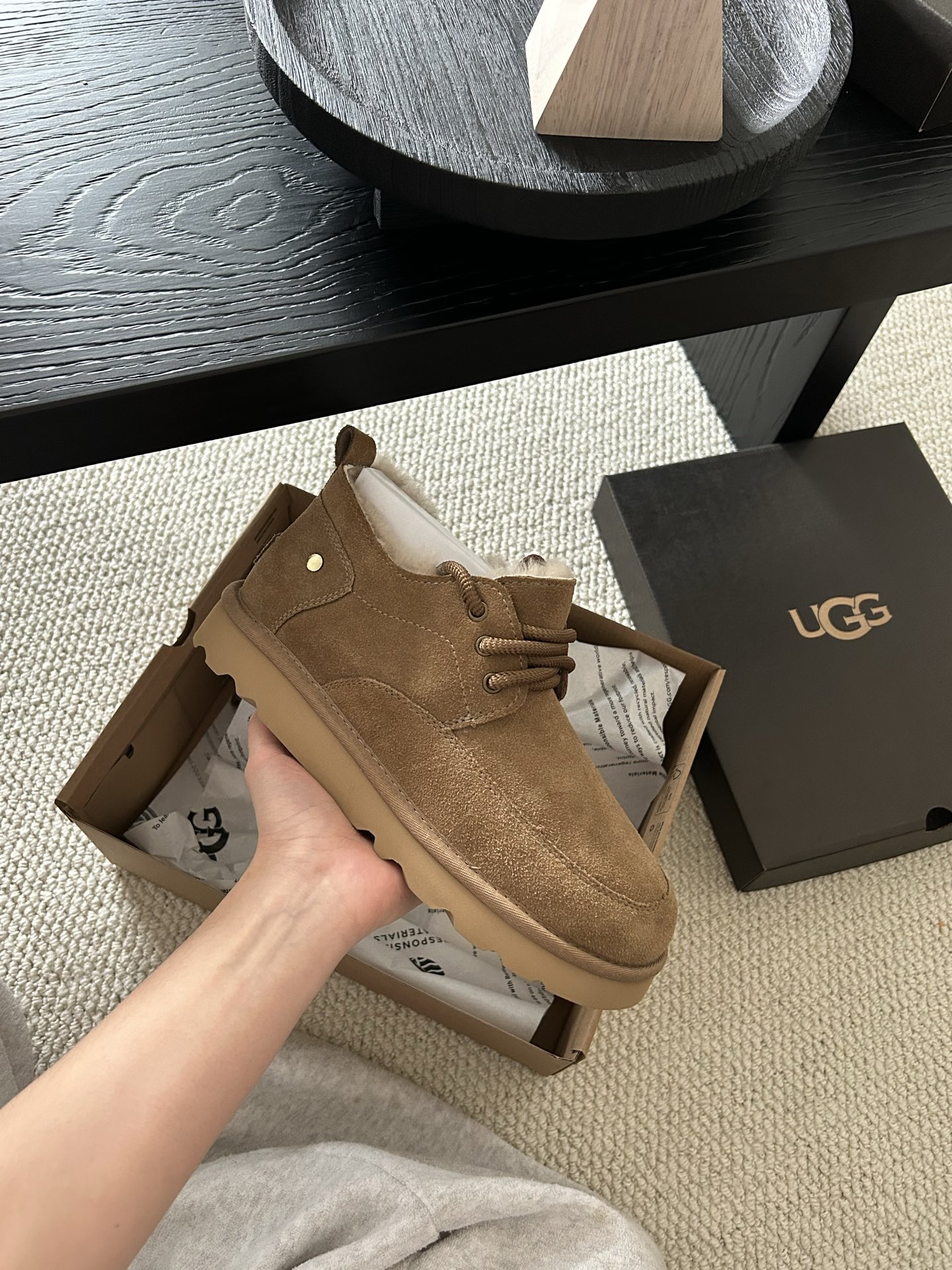 🔥UGG经典系带男鞋，牛皮➕羊毛🦙懒人鞋必备一脚蹬！颜色：羚羊色、栗色 、黑色！码数：40-44码！