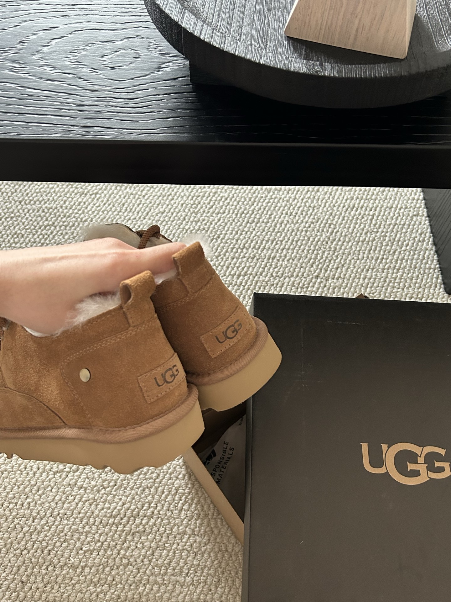 🔥UGG经典系带男鞋，牛皮➕羊毛🦙懒人鞋必备一脚蹬！颜色：羚羊色、栗色 、黑色！码数：40-44码！