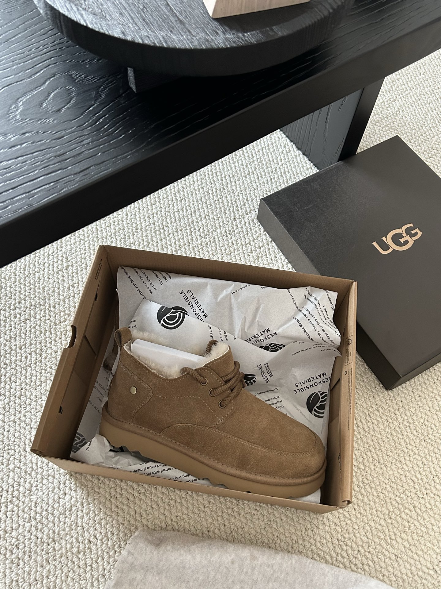 🔥UGG经典系带男鞋，牛皮➕羊毛🦙懒人鞋必备一脚蹬！颜色：羚羊色、栗色 、黑色！码数：40-44码！