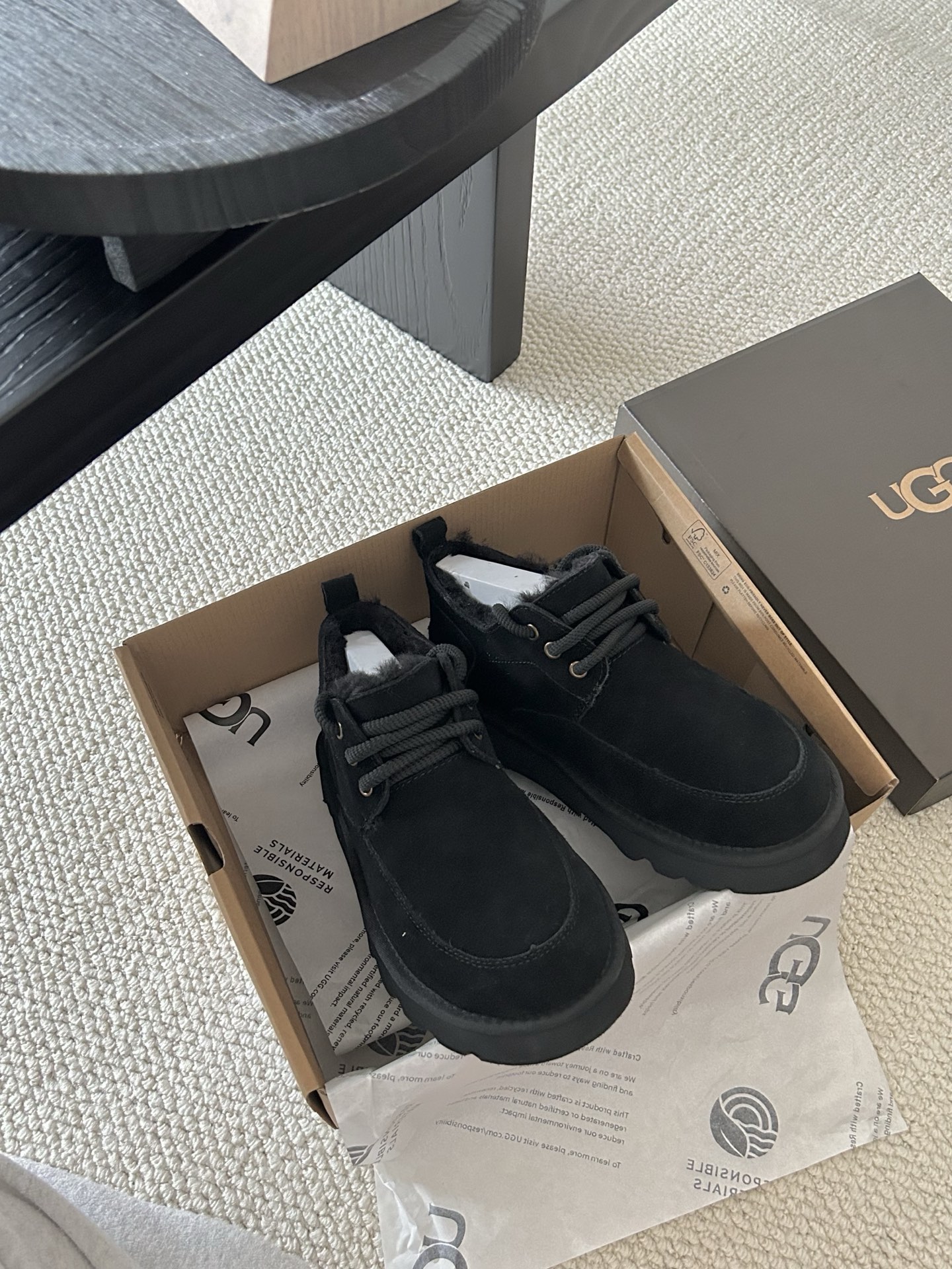 🔥UGG经典系带男鞋，牛皮➕羊毛🦙懒人鞋必备一脚蹬！颜色：羚羊色、栗色 、黑色！码数：40-44码！