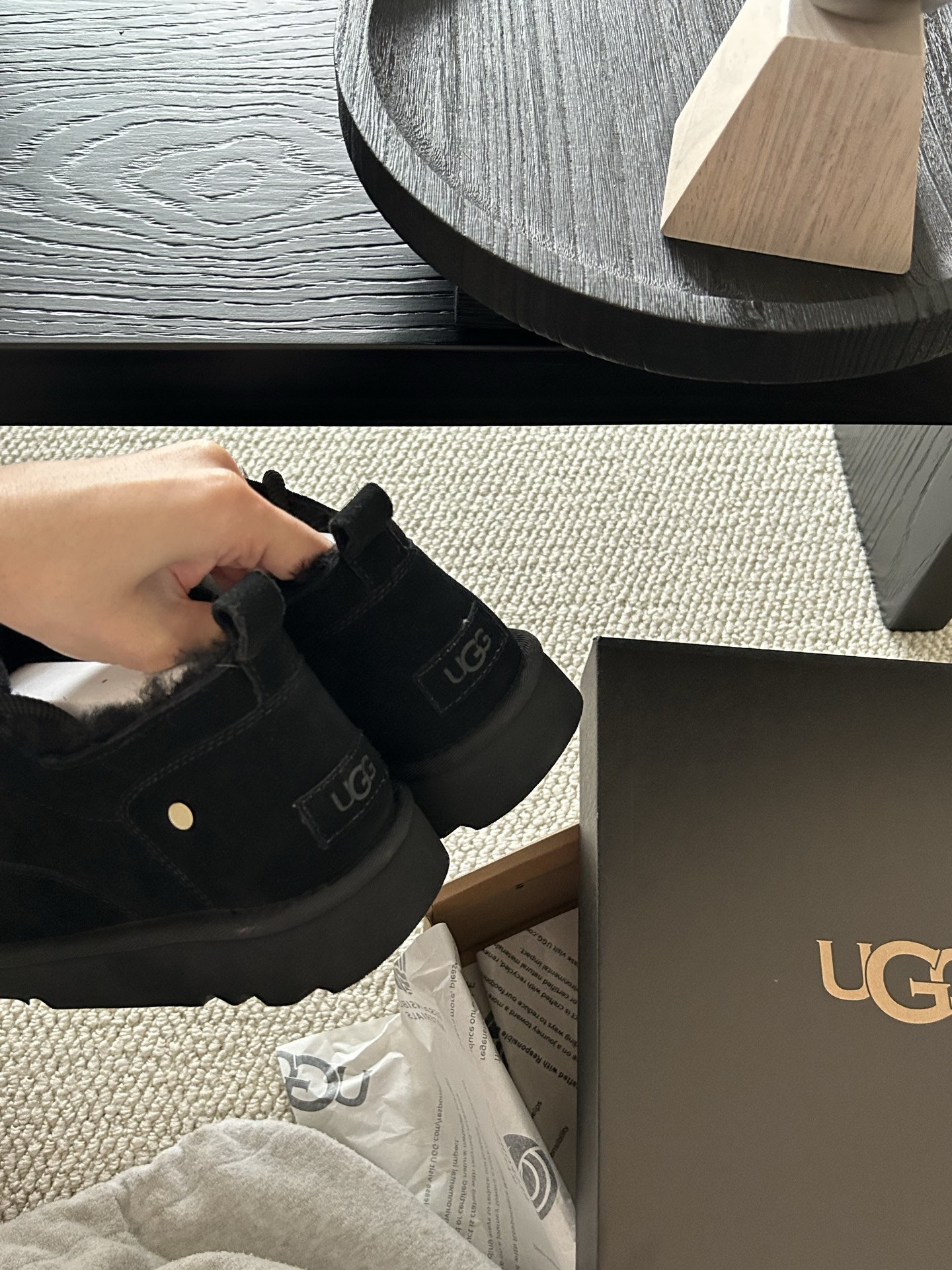 🔥UGG经典系带男鞋，牛皮➕羊毛🦙懒人鞋必备一脚蹬！颜色：羚羊色、栗色 、黑色！码数：40-44码！