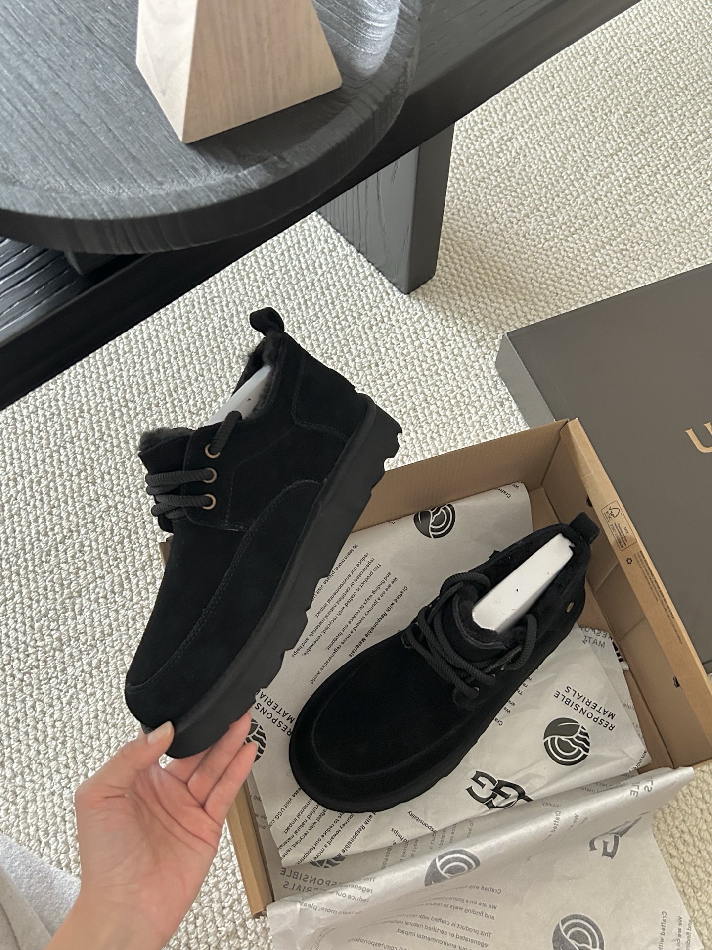 🔥UGG经典系带男鞋，牛皮➕羊毛🦙懒人鞋必备一脚蹬！颜色：羚羊色、栗色 、黑色！码数：40-44码！