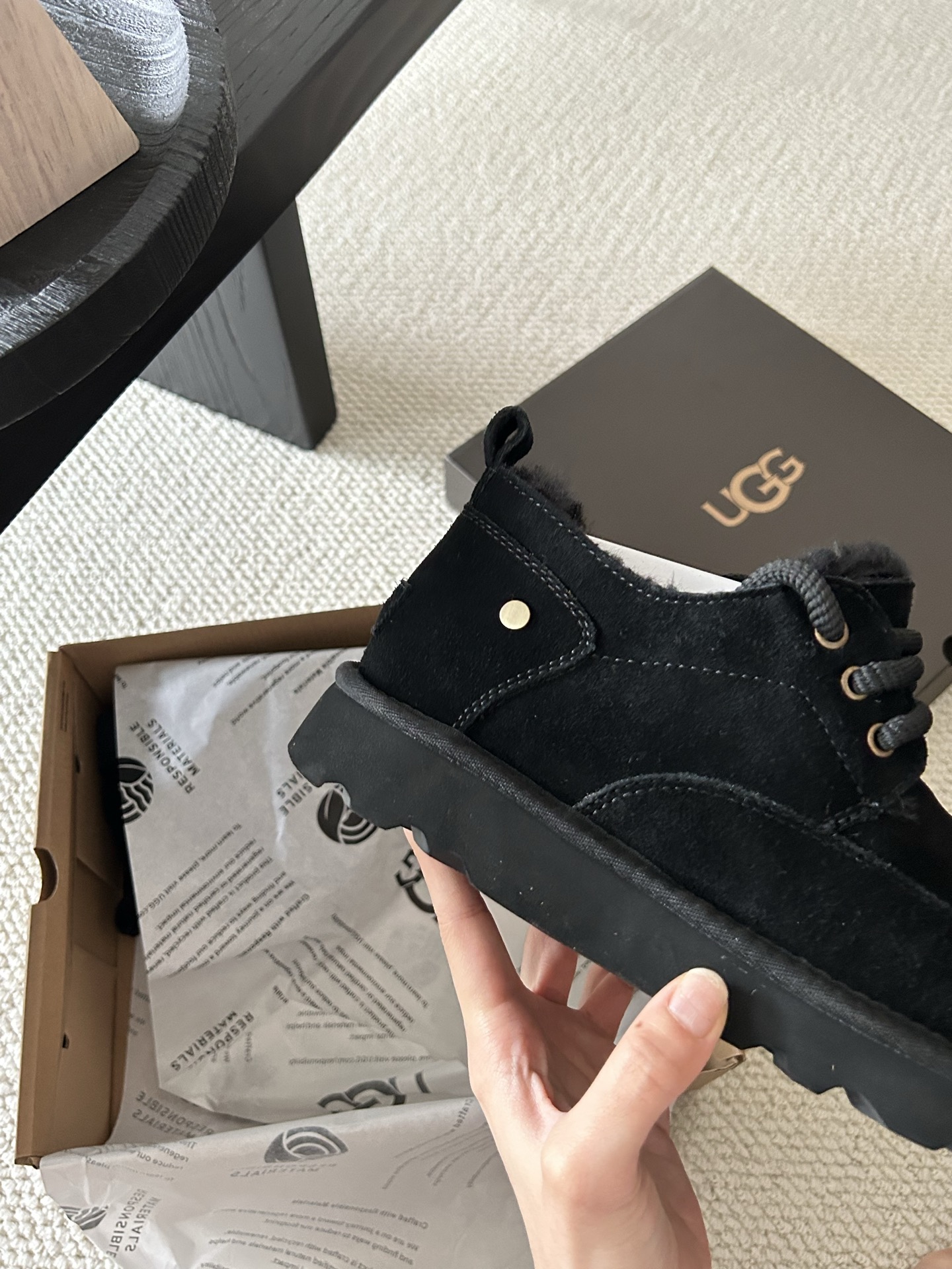 🔥UGG经典系带男鞋，牛皮➕羊毛🦙懒人鞋必备一脚蹬！颜色：羚羊色、栗色 、黑色！码数：40-44码！