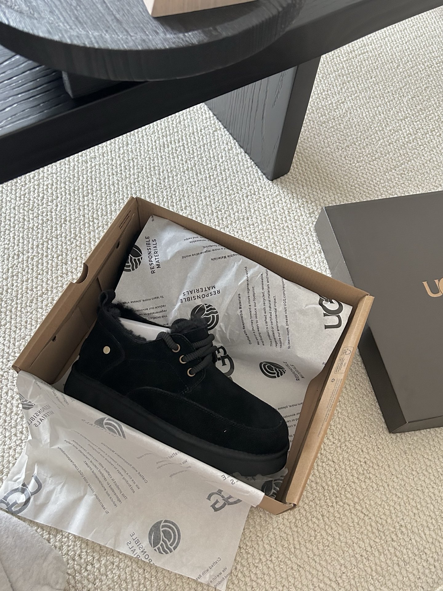🔥UGG经典系带男鞋，牛皮➕羊毛🦙懒人鞋必备一脚蹬！颜色：羚羊色、栗色 、黑色！码数：40-44码！