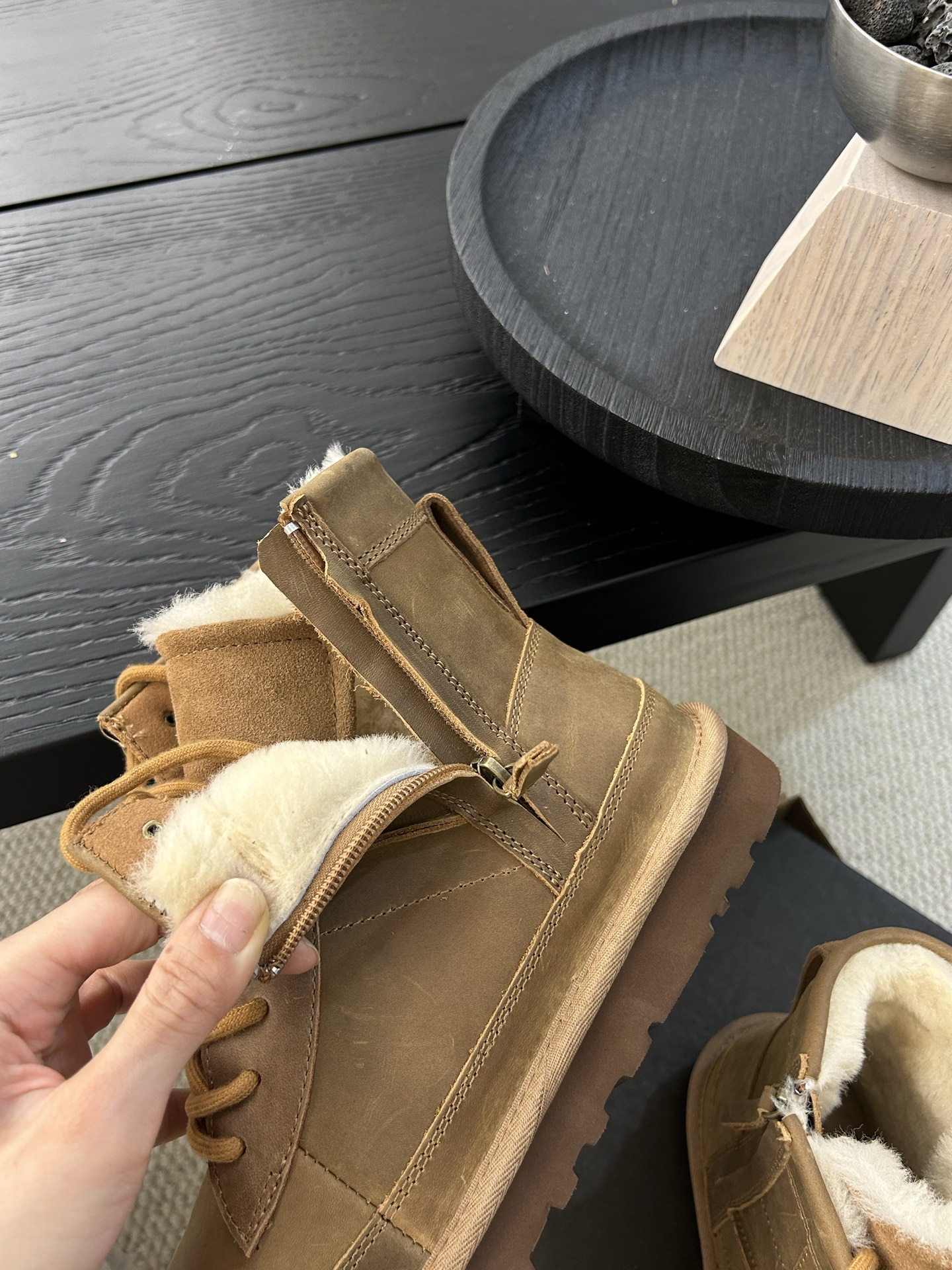 🔥ugg男款拉链海蓝德系列，疯马皮材质，是那种有着磨砂感且有油蜡双变色效果的皮革风格 ⚠️疯马皮的皮具有