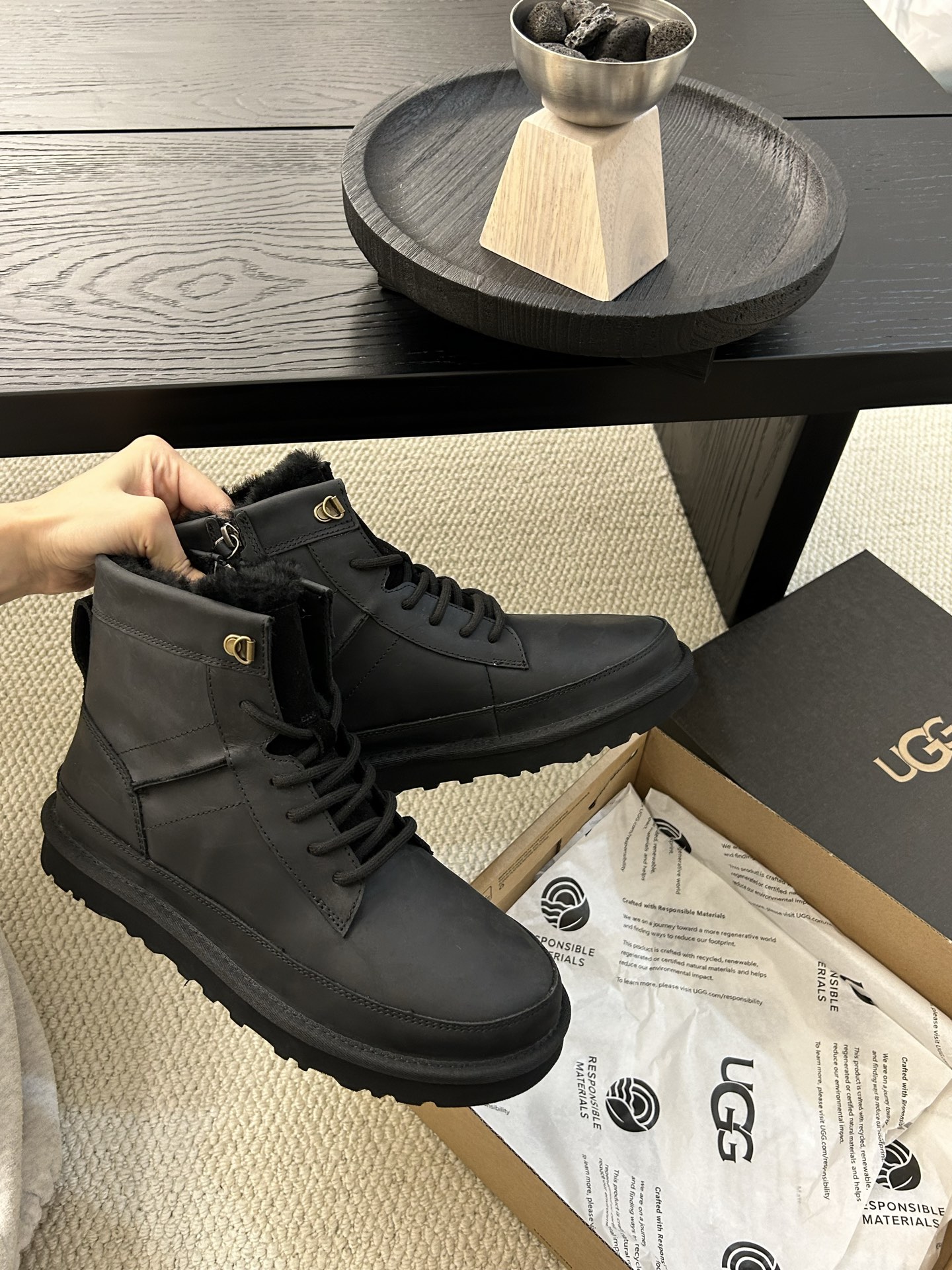 🔥ugg男款拉链海蓝德系列，疯马皮材质，是那种有着磨砂感且有油蜡双变色效果的皮革风格 ⚠️疯马皮的皮具有