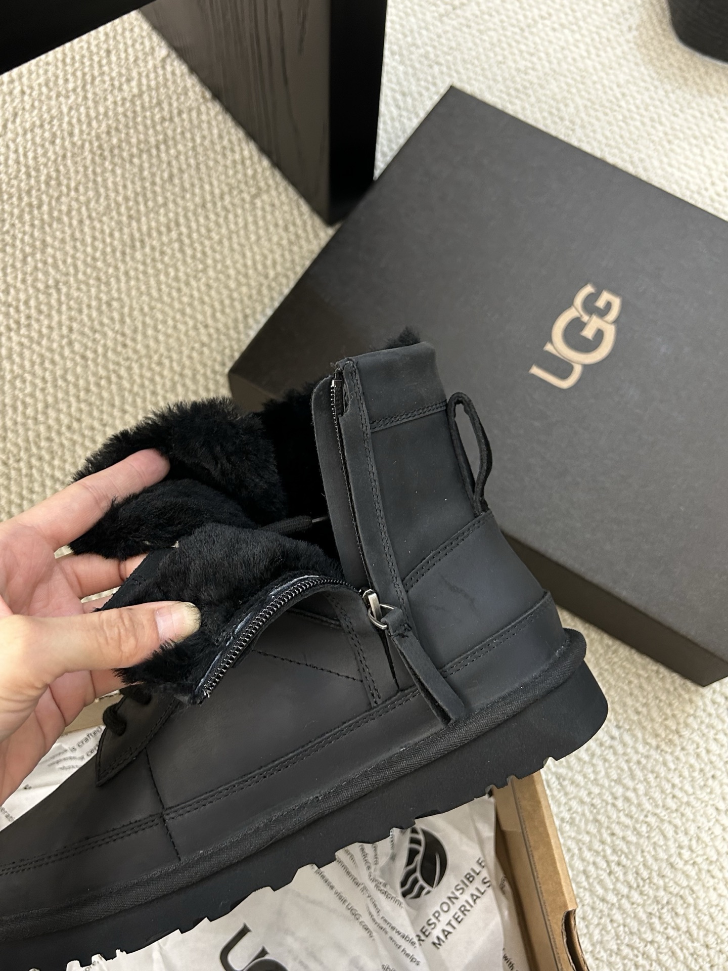 🔥ugg男款拉链海蓝德系列，疯马皮材质，是那种有着磨砂感且有油蜡双变色效果的皮革风格 ⚠️疯马皮的皮具有