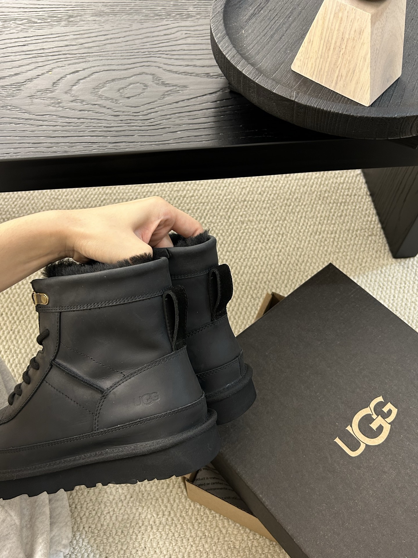 🔥ugg男款拉链海蓝德系列，疯马皮材质，是那种有着磨砂感且有油蜡双变色效果的皮革风格 ⚠️疯马皮的皮具有