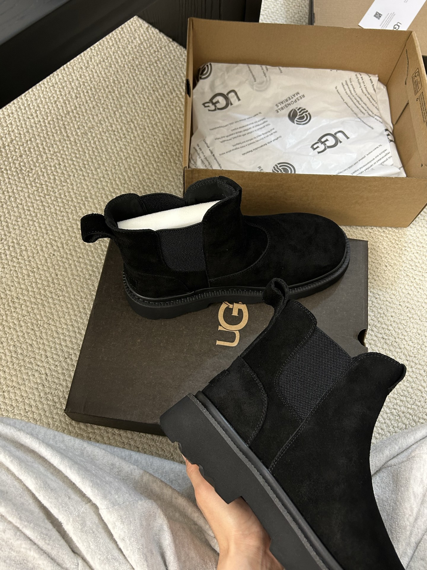 🔥UGG新款男士切尔西马丁靴，休闲款，百搭舒适，牛皮真羊毛防滑大底，男士中帅气的一款，颜色：栗色 黑色 