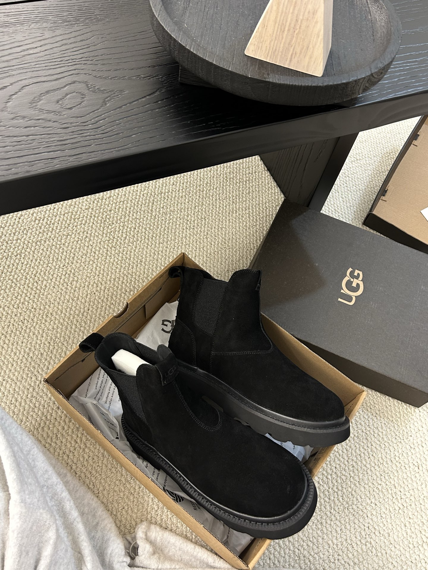 🔥UGG新款男士切尔西马丁靴，休闲款，百搭舒适，牛皮真羊毛防滑大底，男士中帅气的一款，颜色：栗色 黑色 
