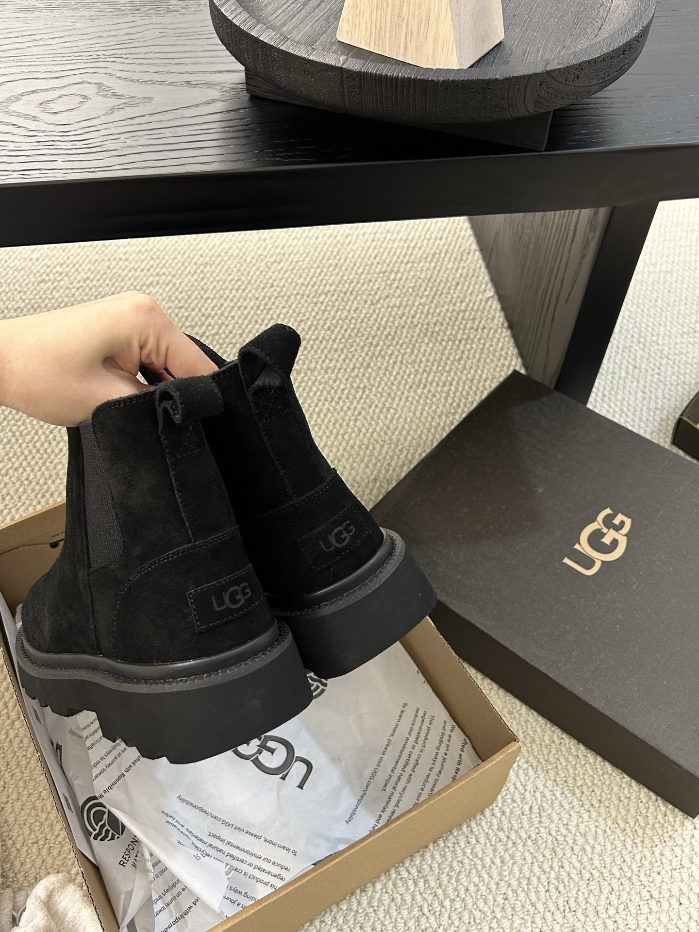 🔥UGG新款男士切尔西马丁靴，休闲款，百搭舒适，牛皮真羊毛防滑大底，男士中帅气的一款，颜色：栗色 黑色 