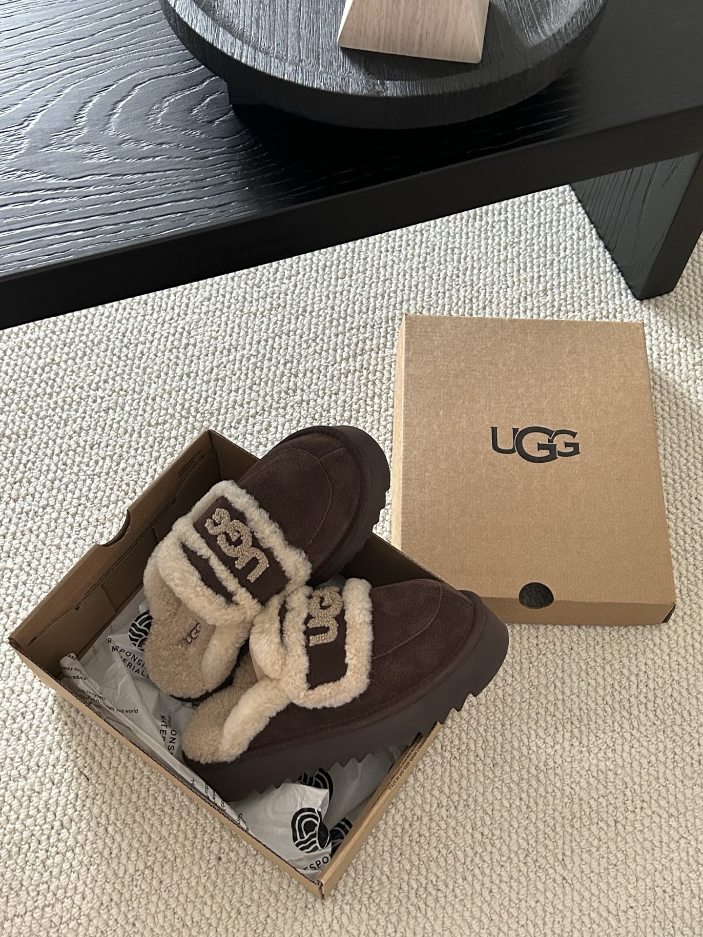 🔥UGG新款澳洲厚底🦘小羊羔毛网红拖鞋，小胖丁嘟嘟拖 🐶材质牛皮🐮，内里真羊毛，配刺绣🪡ugg字样百搭时