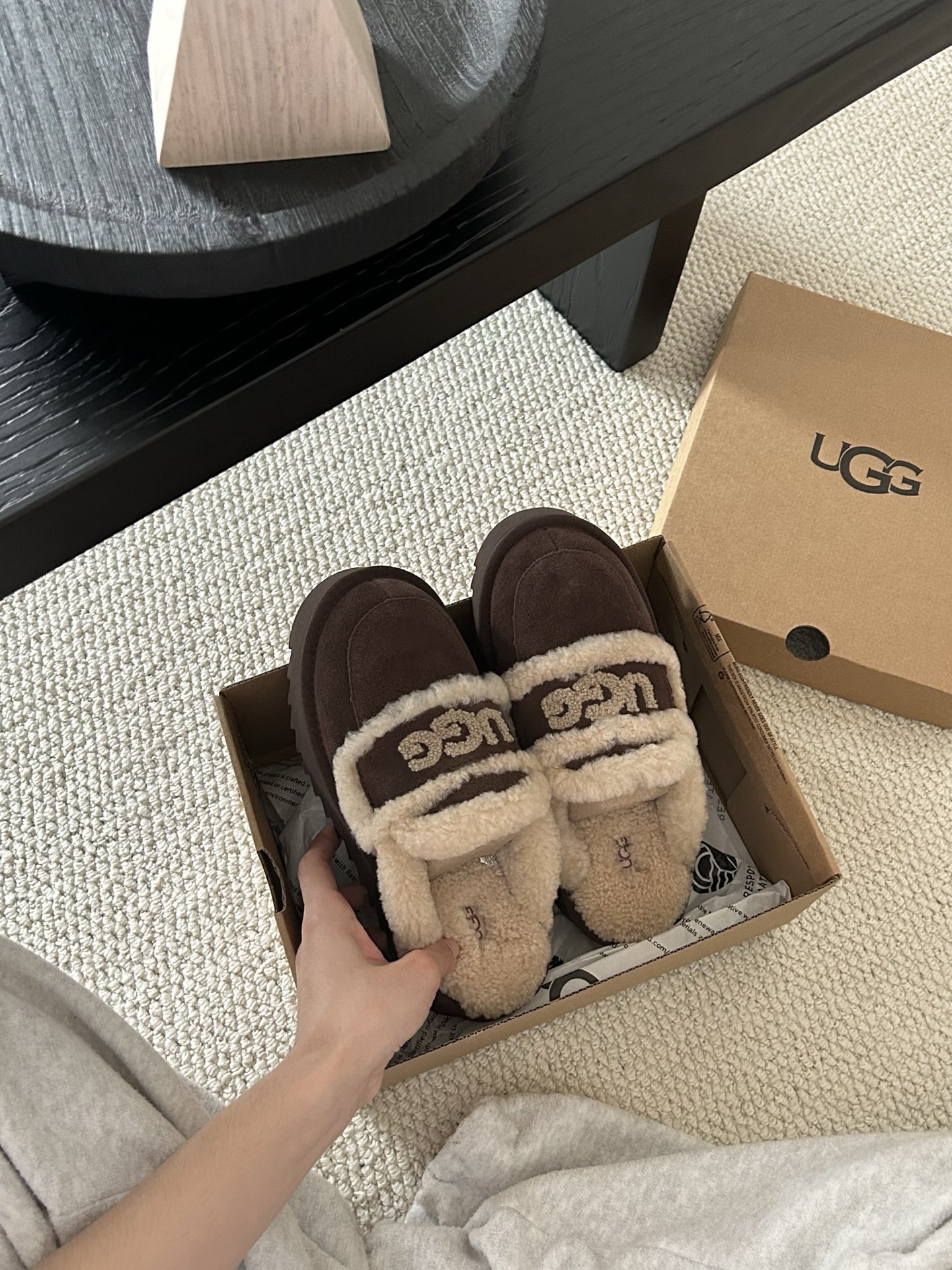🔥UGG新款澳洲厚底🦘小羊羔毛网红拖鞋，小胖丁嘟嘟拖 🐶材质牛皮🐮，内里真羊毛，配刺绣🪡ugg字样百搭时