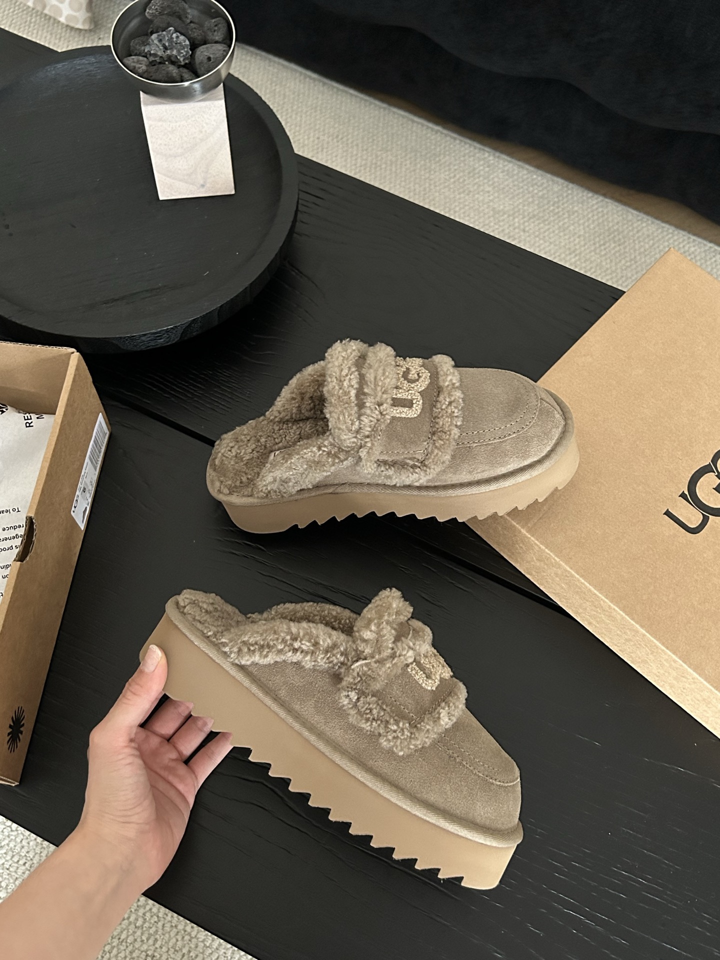 🔥UGG新款澳洲厚底🦘小羊羔毛网红拖鞋，小胖丁嘟嘟拖 🐶材质牛皮🐮，内里真羊毛，配刺绣🪡ugg字样百搭时