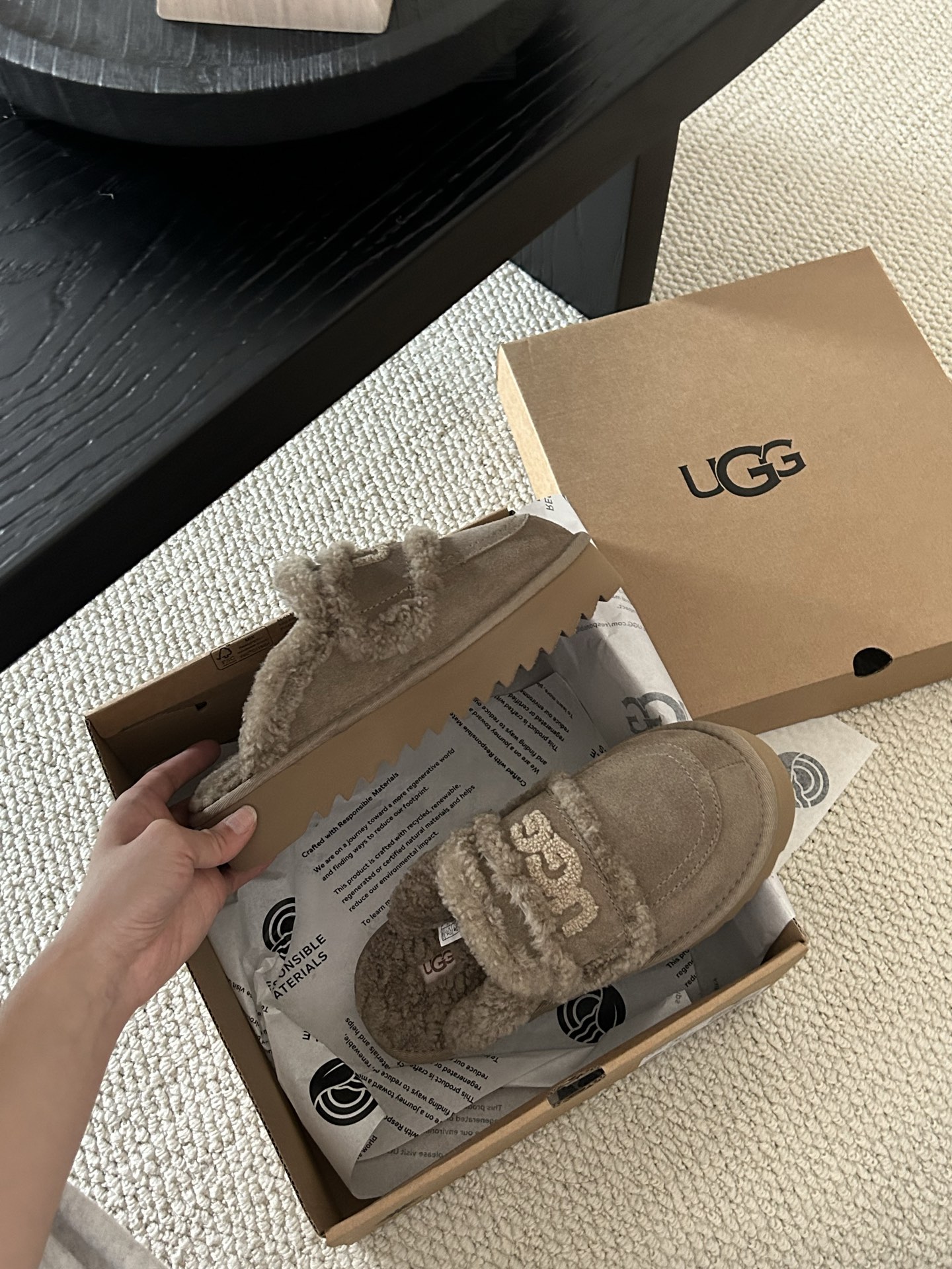 🔥UGG新款澳洲厚底🦘小羊羔毛网红拖鞋，小胖丁嘟嘟拖 🐶材质牛皮🐮，内里真羊毛，配刺绣🪡ugg字样百搭时