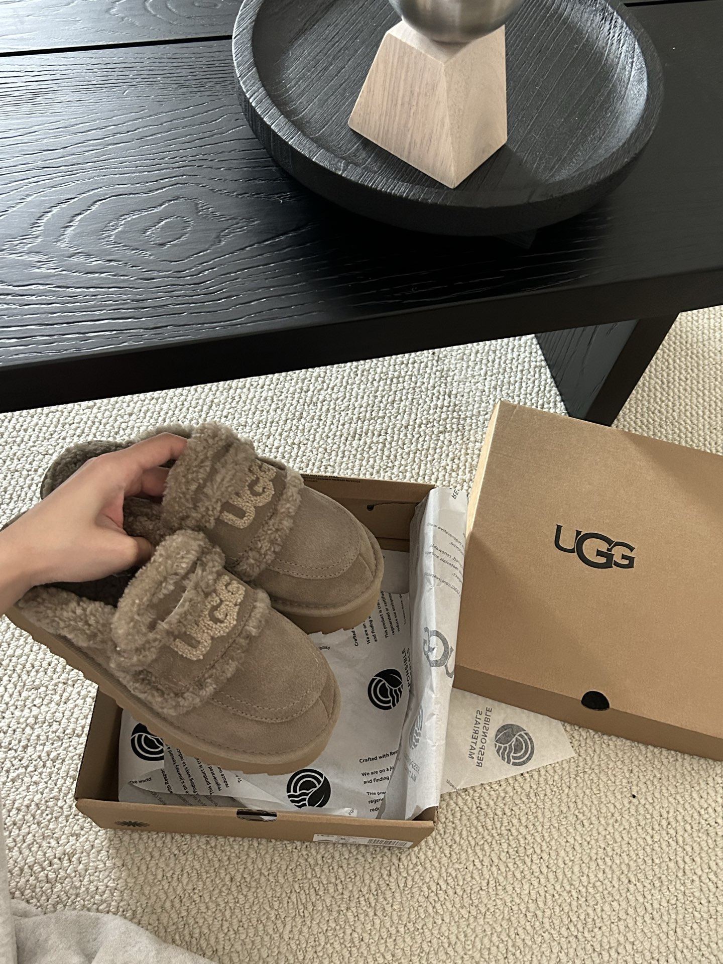 🔥UGG新款澳洲厚底🦘小羊羔毛网红拖鞋，小胖丁嘟嘟拖 🐶材质牛皮🐮，内里真羊毛，配刺绣🪡ugg字样百搭时