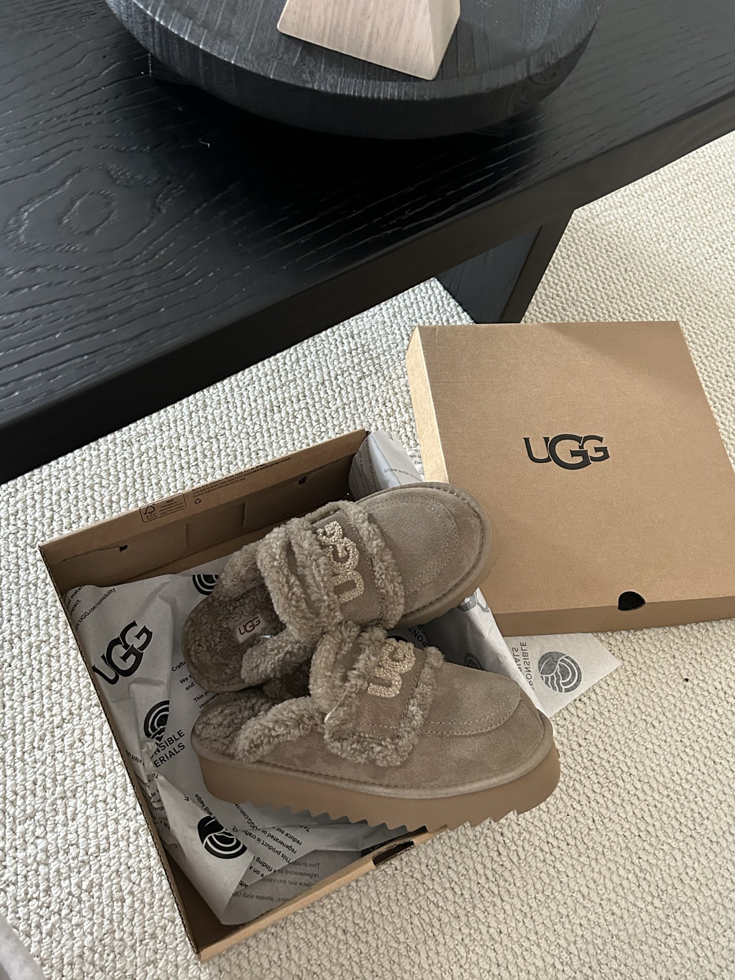 🔥UGG新款澳洲厚底🦘小羊羔毛网红拖鞋，小胖丁嘟嘟拖 🐶材质牛皮🐮，内里真羊毛，配刺绣🪡ugg字样百搭时