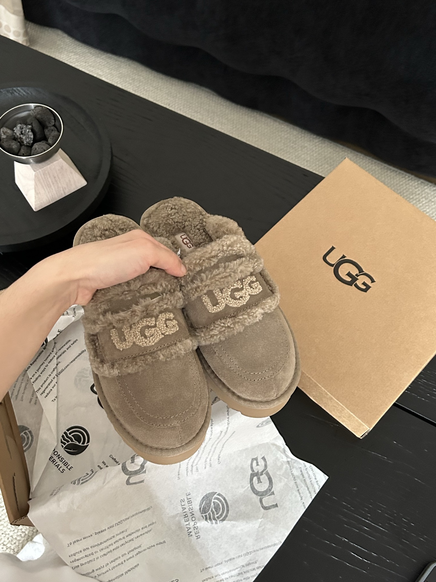 🔥UGG新款澳洲厚底🦘小羊羔毛网红拖鞋，小胖丁嘟嘟拖 🐶材质牛皮🐮，内里真羊毛，配刺绣🪡ugg字样百搭时