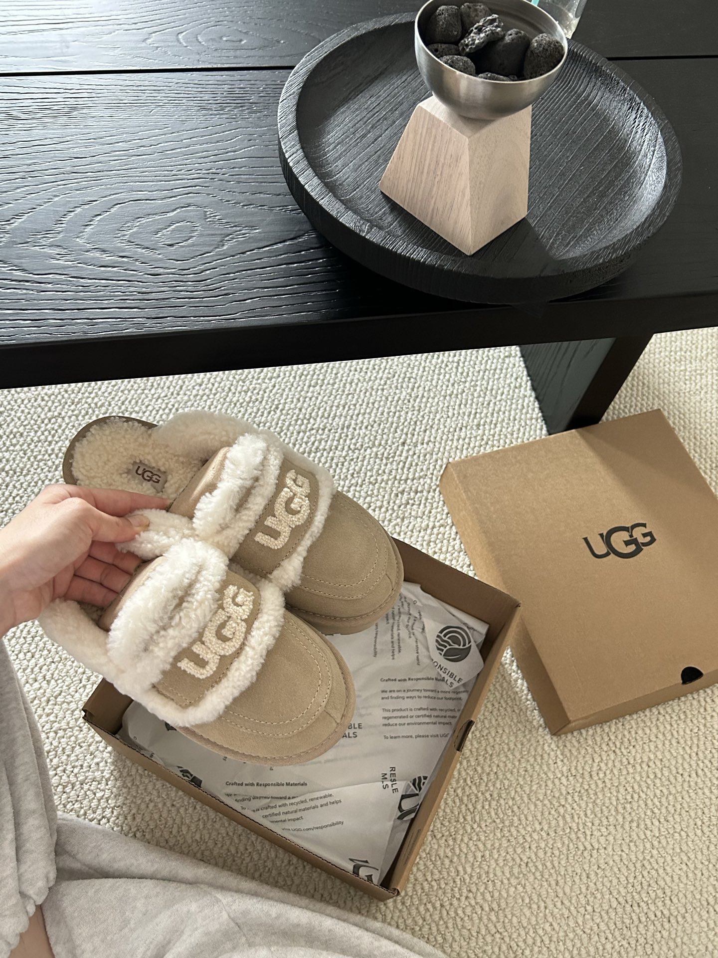 🔥UGG新款澳洲厚底🦘小羊羔毛网红拖鞋，小胖丁嘟嘟拖 🐶材质牛皮🐮，内里真羊毛，配刺绣🪡ugg字样百搭时