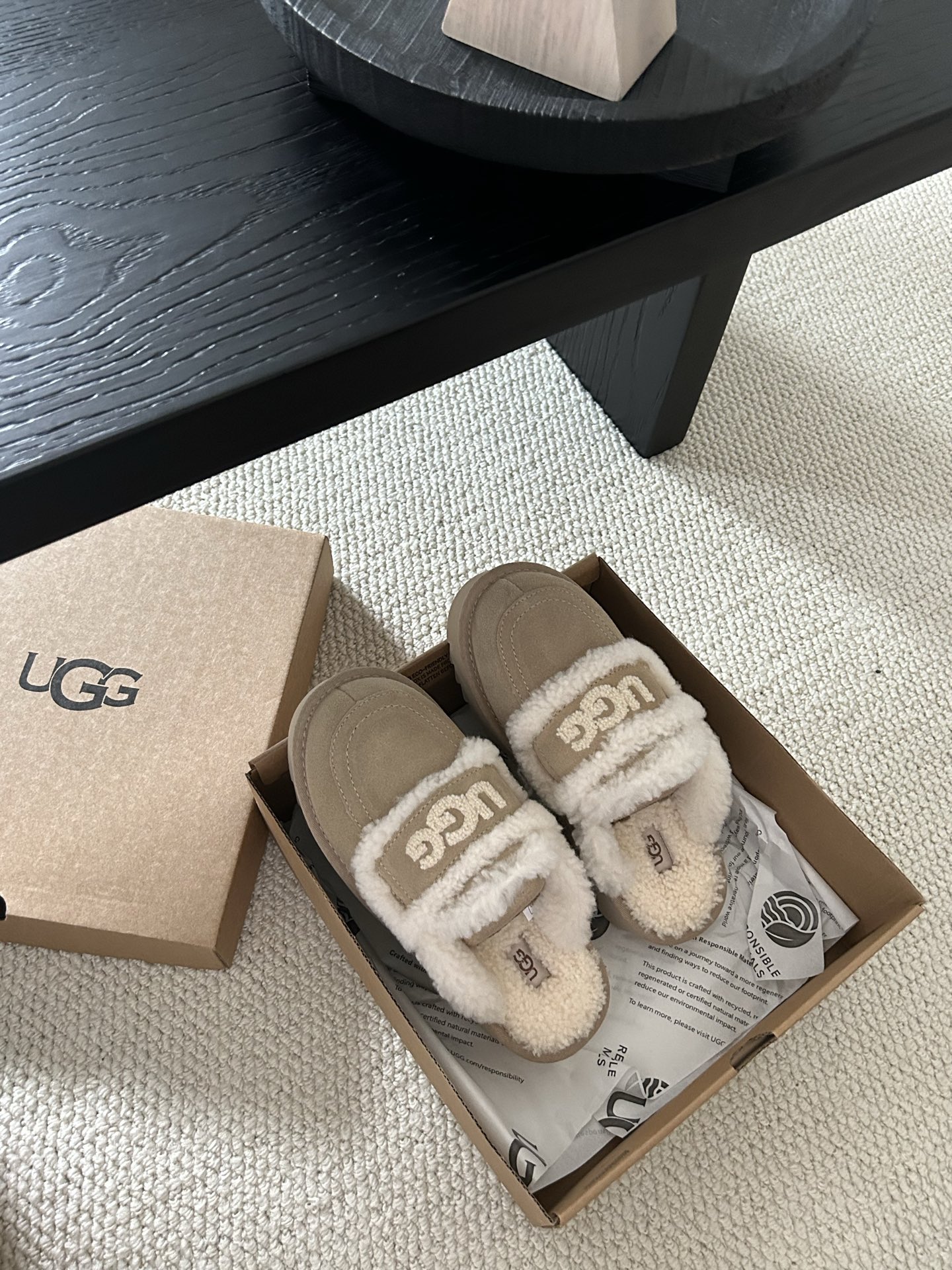 🔥UGG新款澳洲厚底🦘小羊羔毛网红拖鞋，小胖丁嘟嘟拖 🐶材质牛皮🐮，内里真羊毛，配刺绣🪡ugg字样百搭时