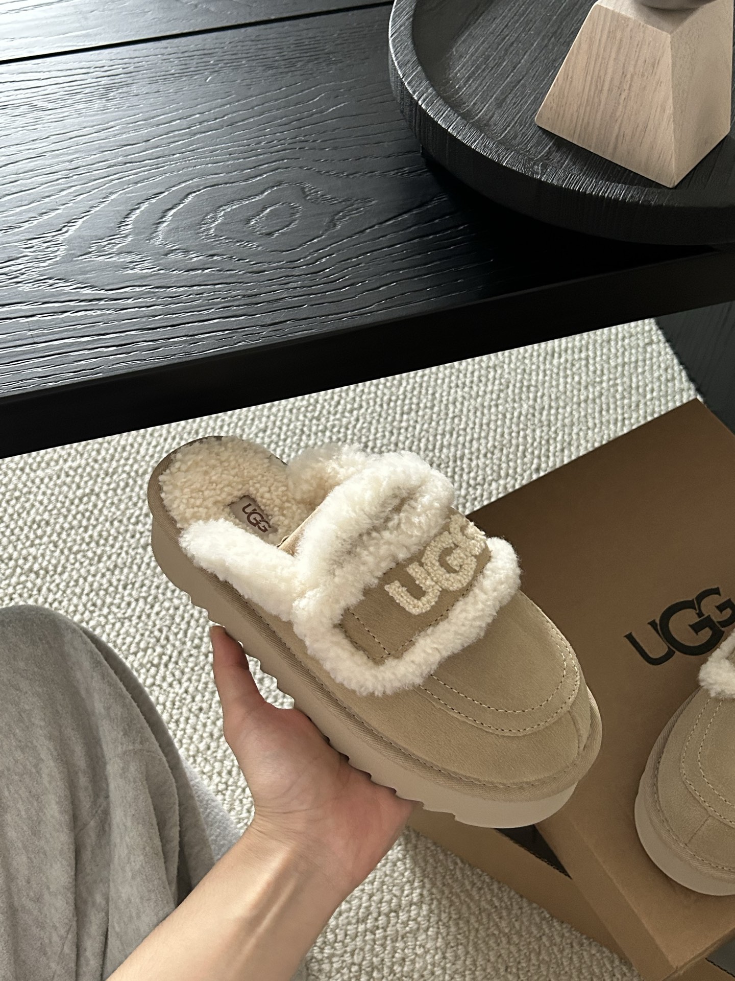 🔥UGG新款澳洲厚底🦘小羊羔毛网红拖鞋，小胖丁嘟嘟拖 🐶材质牛皮🐮，内里真羊毛，配刺绣🪡ugg字样百搭时