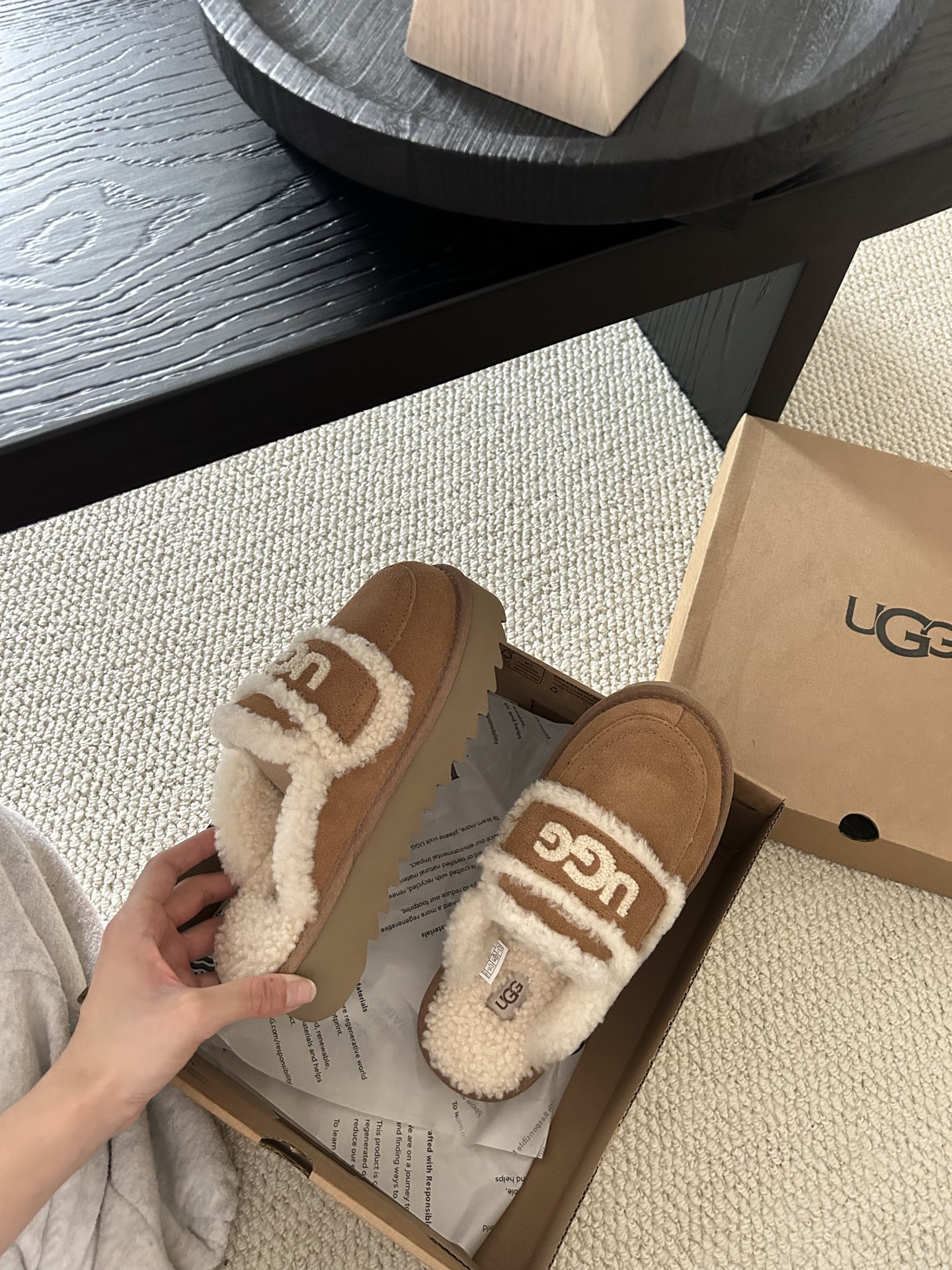 🔥UGG新款澳洲厚底🦘小羊羔毛网红拖鞋，小胖丁嘟嘟拖 🐶材质牛皮🐮，内里真羊毛，配刺绣🪡ugg字样百搭时