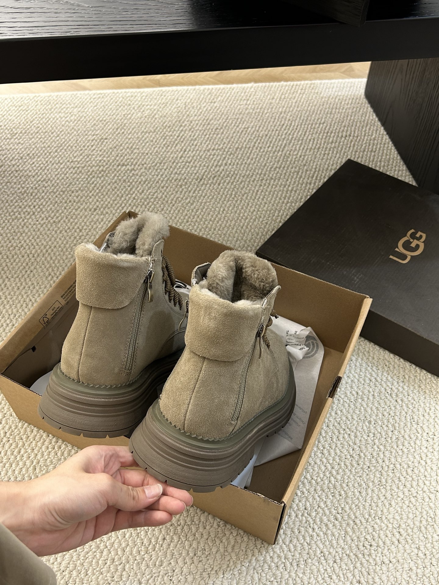 🔥ugg新款男士🚹工装拉链男鞋，牛皮羊毛搭配防滑大底，斜拉链设计男士首选必备，随意搭配 帅气可佳，两色 