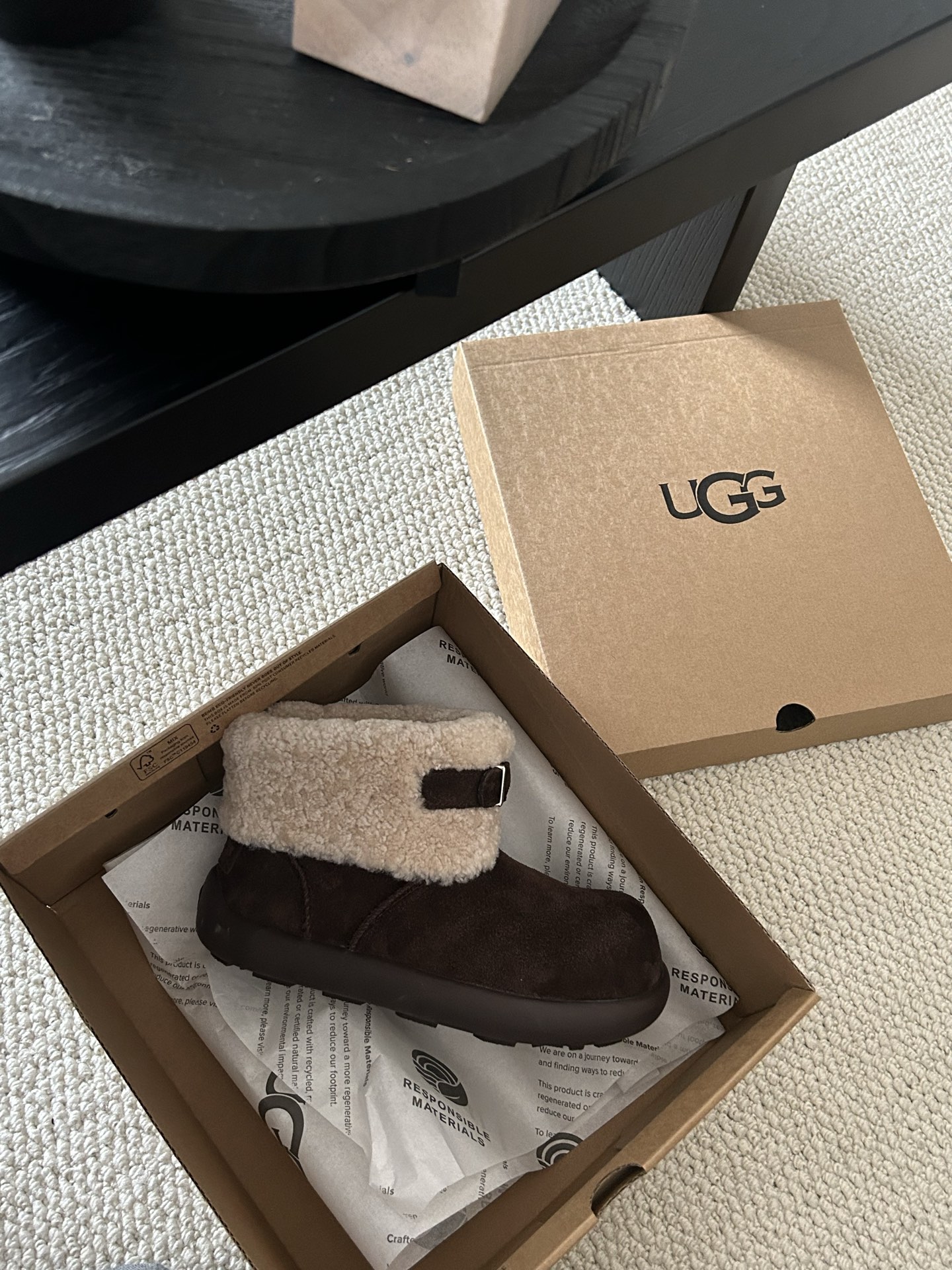 🔥ugg新款甜甜圈卷毛皮扣小土豆靴，牛皮羊毛，卷毛穿搭韩系时尚 颜色：栗色。菜籽。巧色 码数35-40。