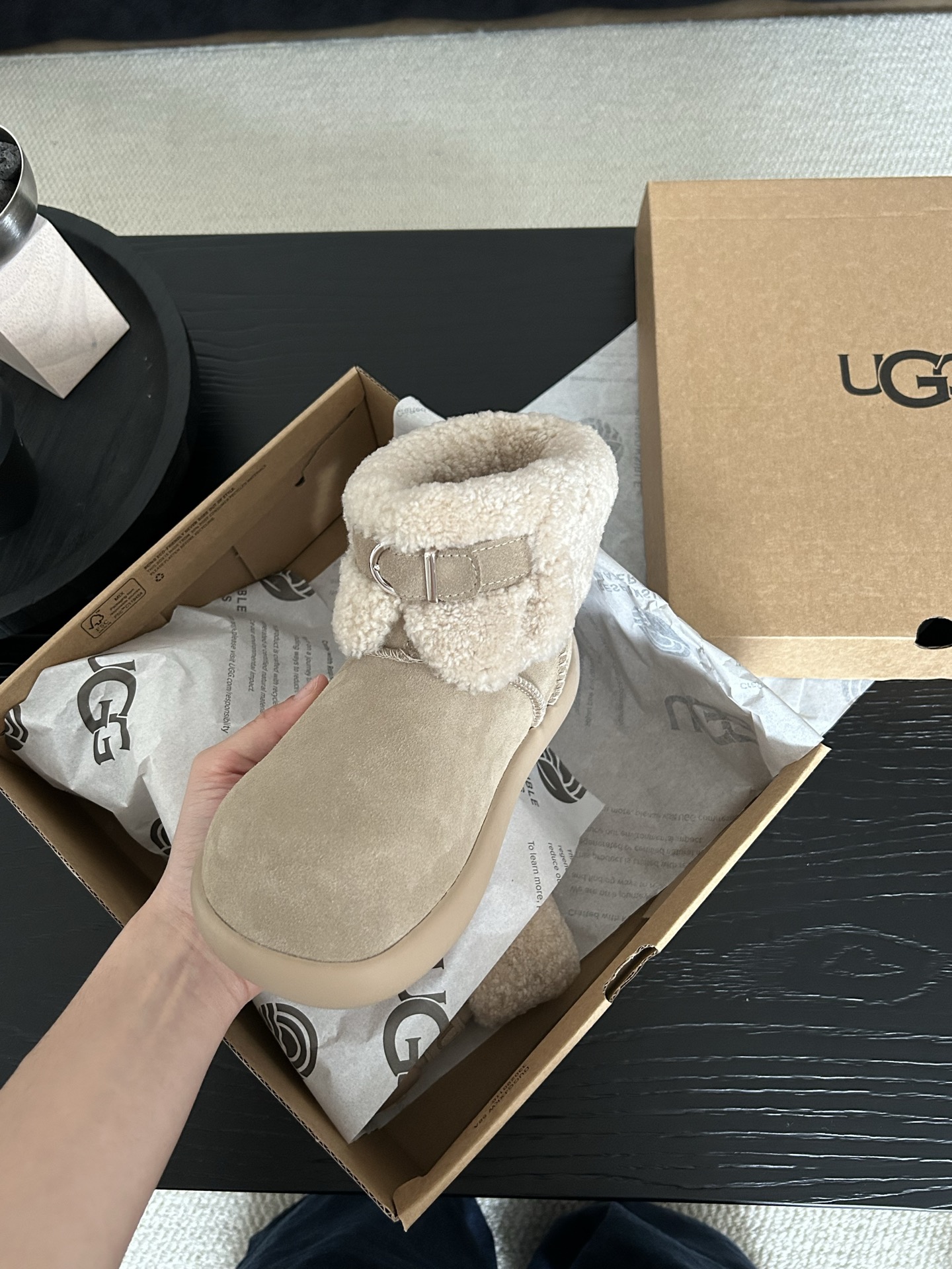 🔥ugg新款甜甜圈卷毛皮扣小土豆靴，牛皮羊毛，卷毛穿搭韩系时尚 颜色：栗色。菜籽。巧色 码数35-40。