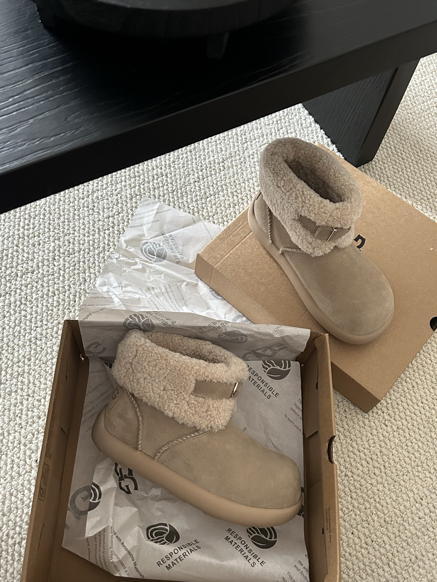 🔥ugg新款甜甜圈卷毛皮扣小土豆靴，牛皮羊毛，卷毛穿搭韩系时尚 颜色：栗色。菜籽。巧色 码数35-40。