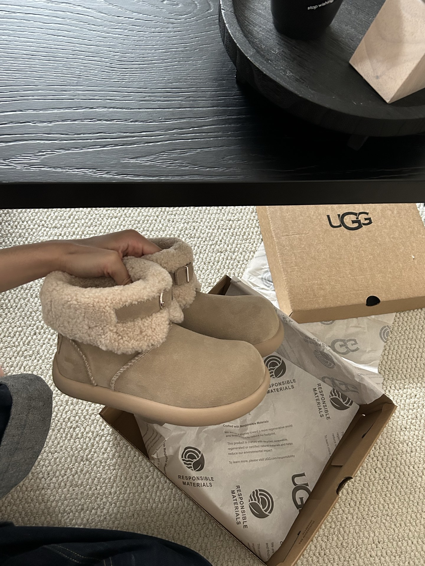 🔥ugg新款甜甜圈卷毛皮扣小土豆靴，牛皮羊毛，卷毛穿搭韩系时尚 颜色：栗色。菜籽。巧色 码数35-40。