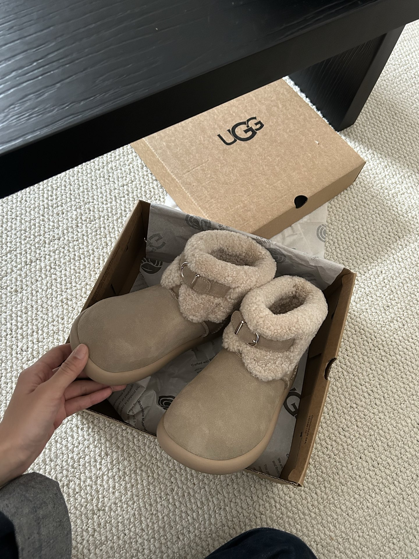🔥ugg新款甜甜圈卷毛皮扣小土豆靴，牛皮羊毛，卷毛穿搭韩系时尚 颜色：栗色。菜籽。巧色 码数35-40。