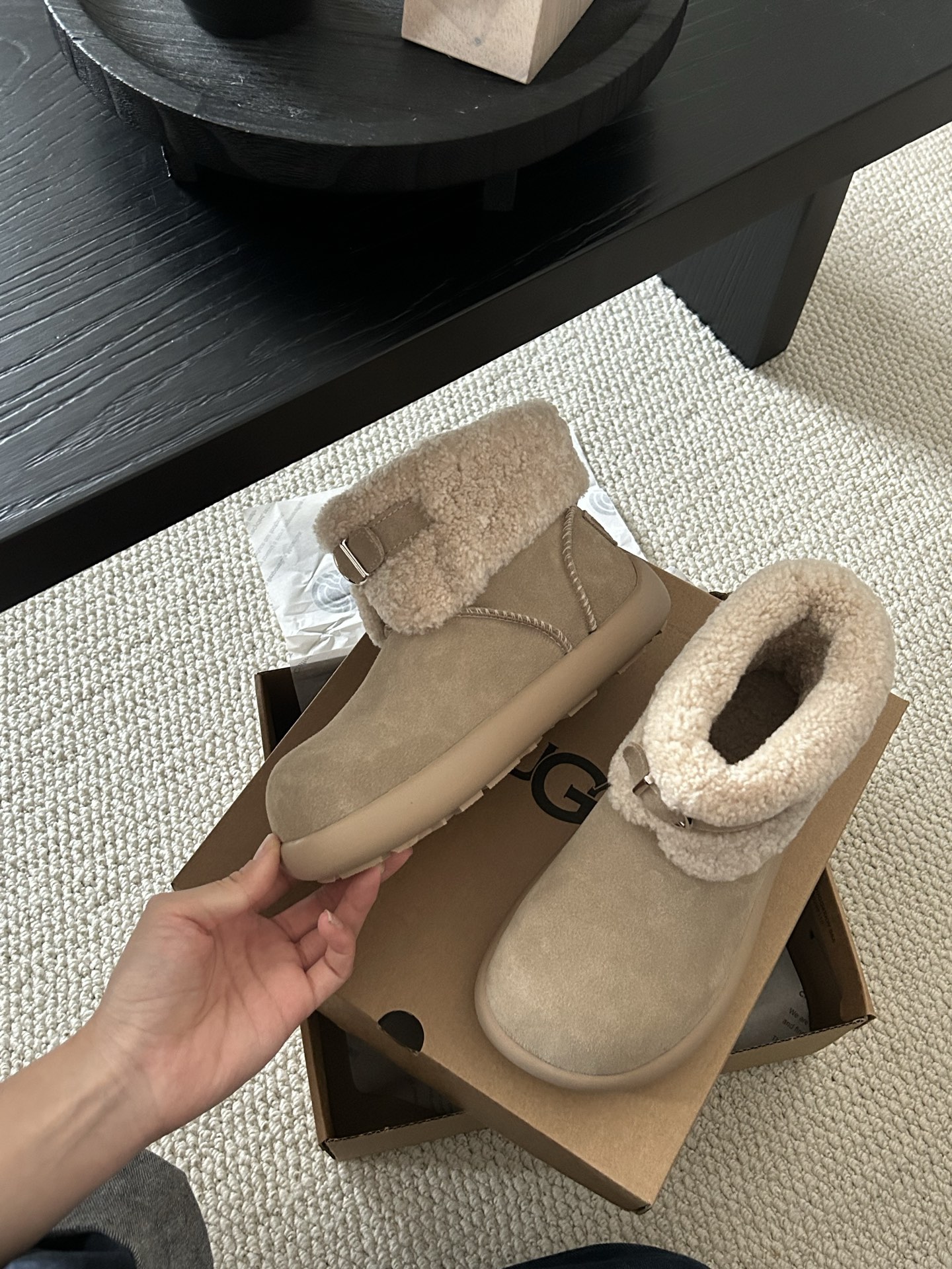 🔥ugg新款甜甜圈卷毛皮扣小土豆靴，牛皮羊毛，卷毛穿搭韩系时尚 颜色：栗色。菜籽。巧色 码数35-40。